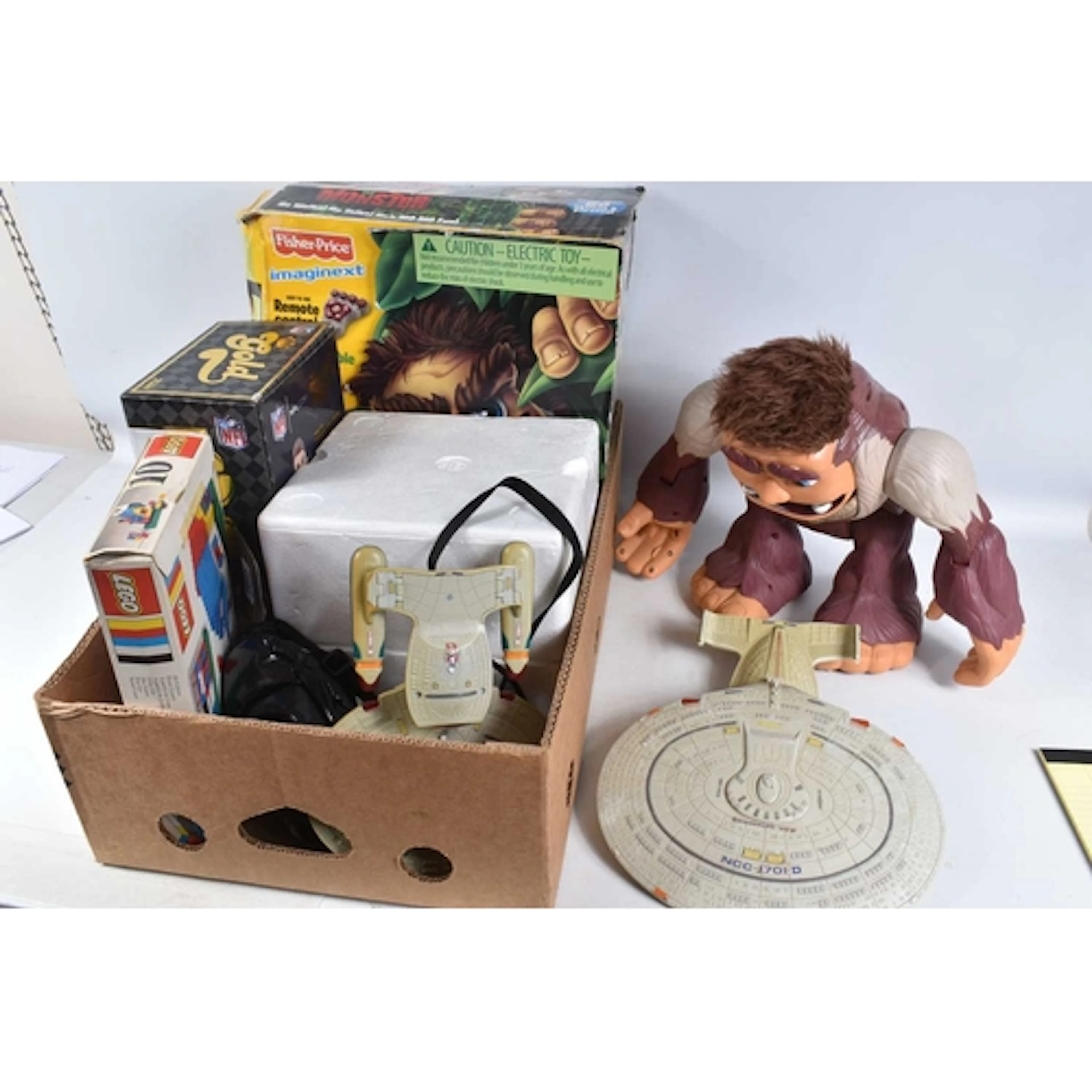 A MIXED SELECTION OF BOXED AND UNBOXED COLLECTABLE FIGURES A...