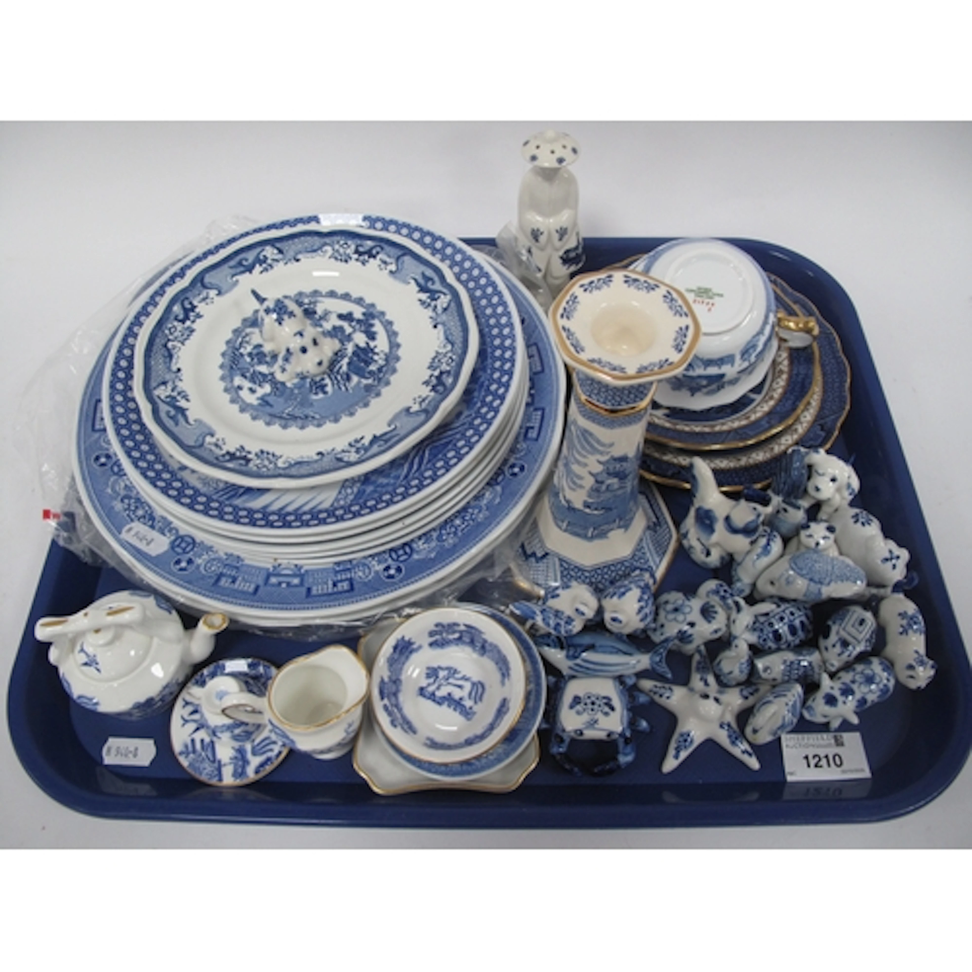 Collection of blue and white porcelain, mainly Willow Patter...