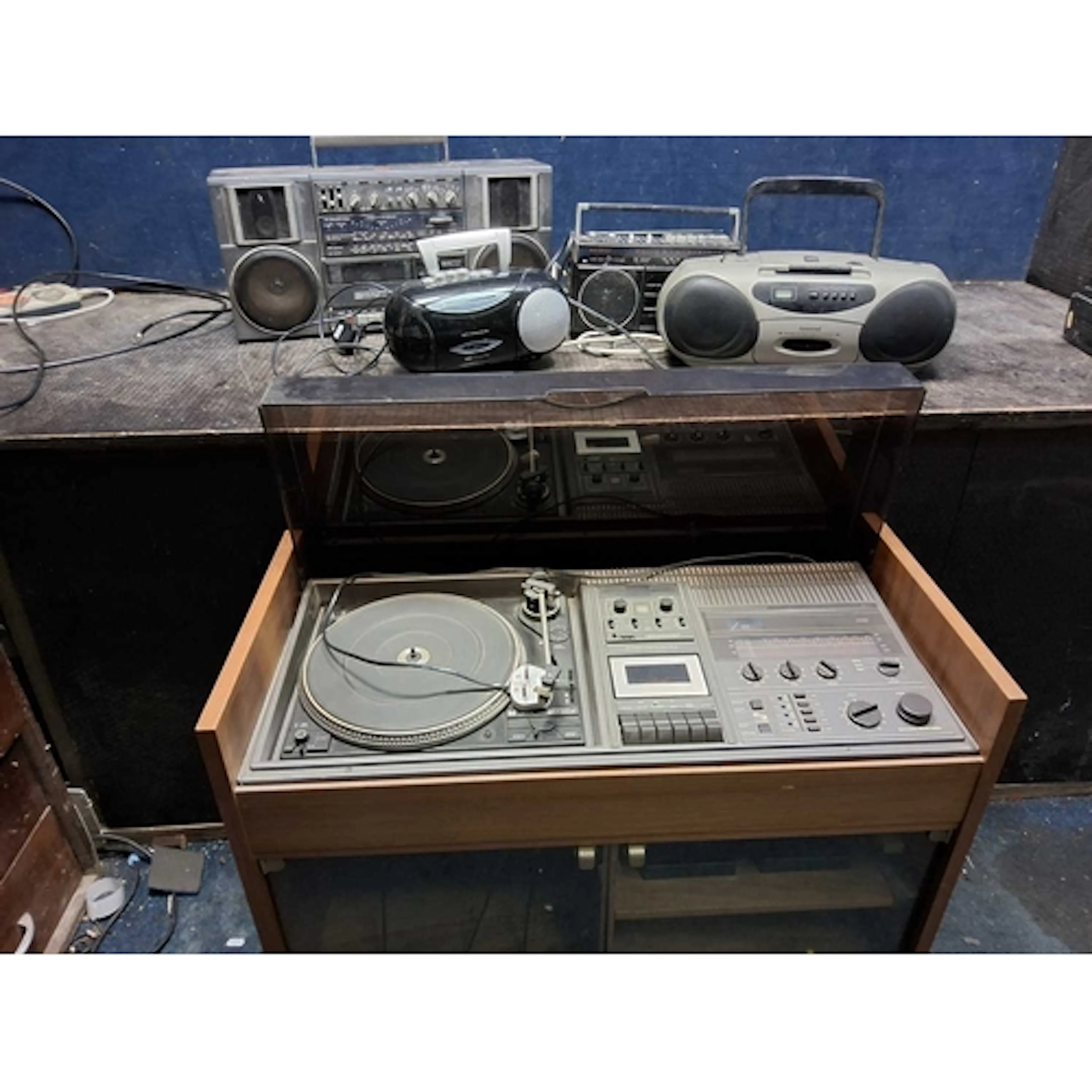 A SCHNEIDER TEAM 2000 MUSIC CENTRE in cabinet, a Roberts RC1...