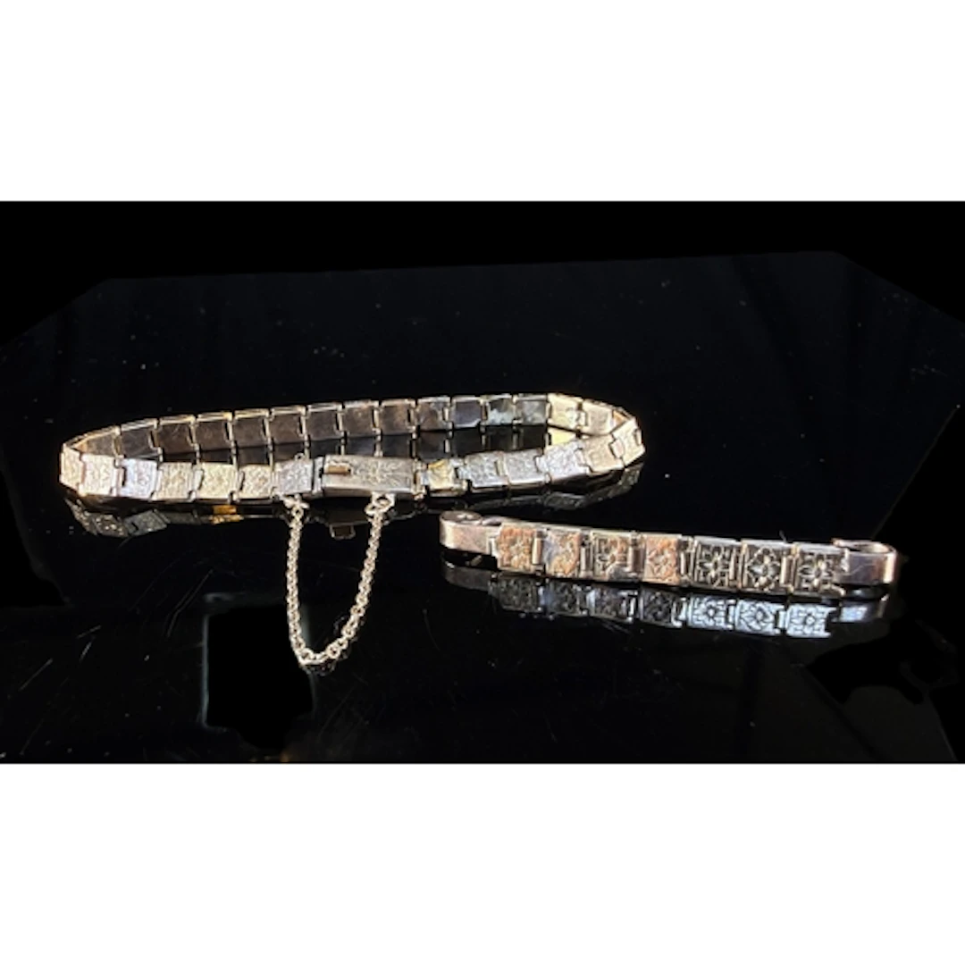 A 9ct gold segmented bracelet and pin (a.f) 9gms