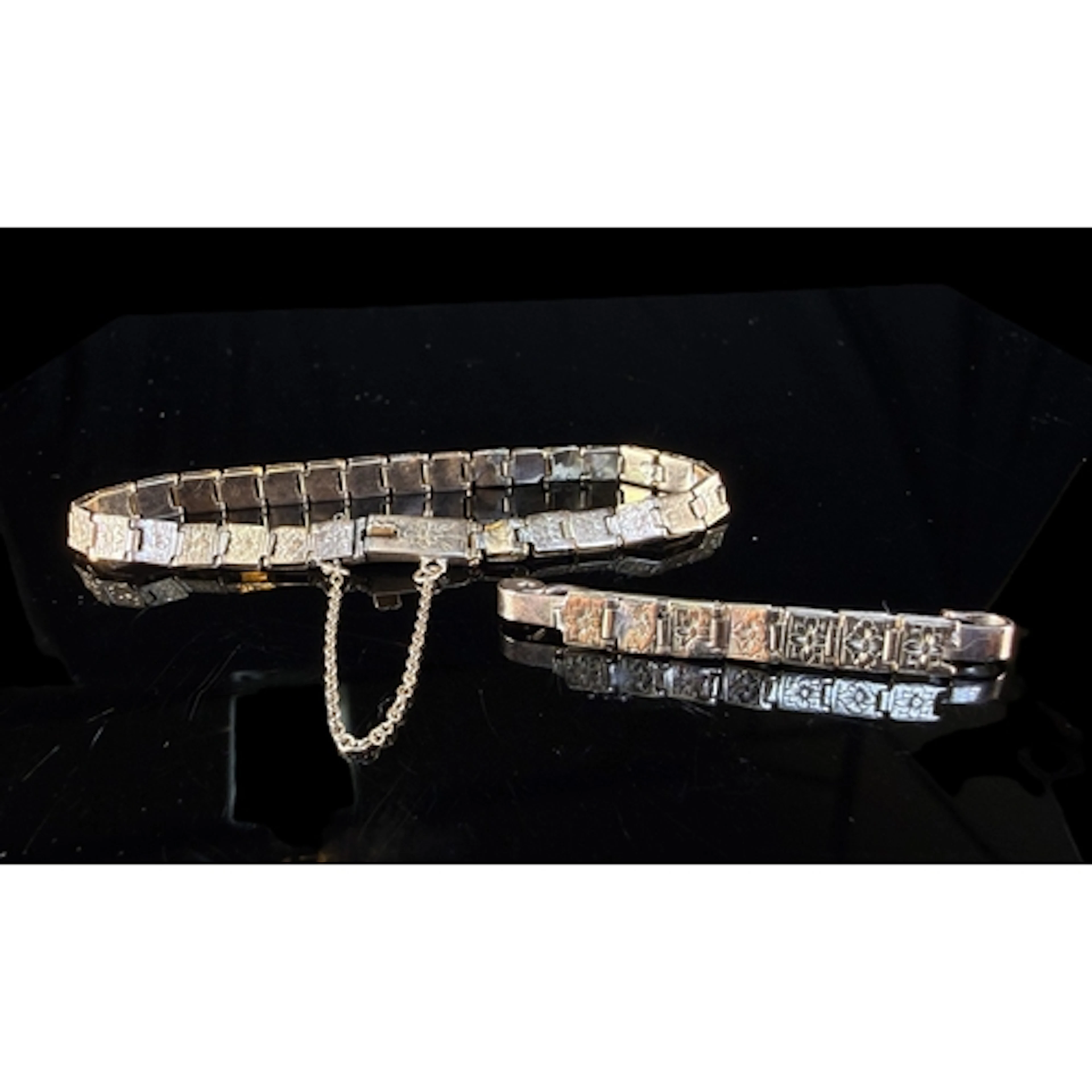 A 9ct gold segmented bracelet and pin (a.f) 9gms