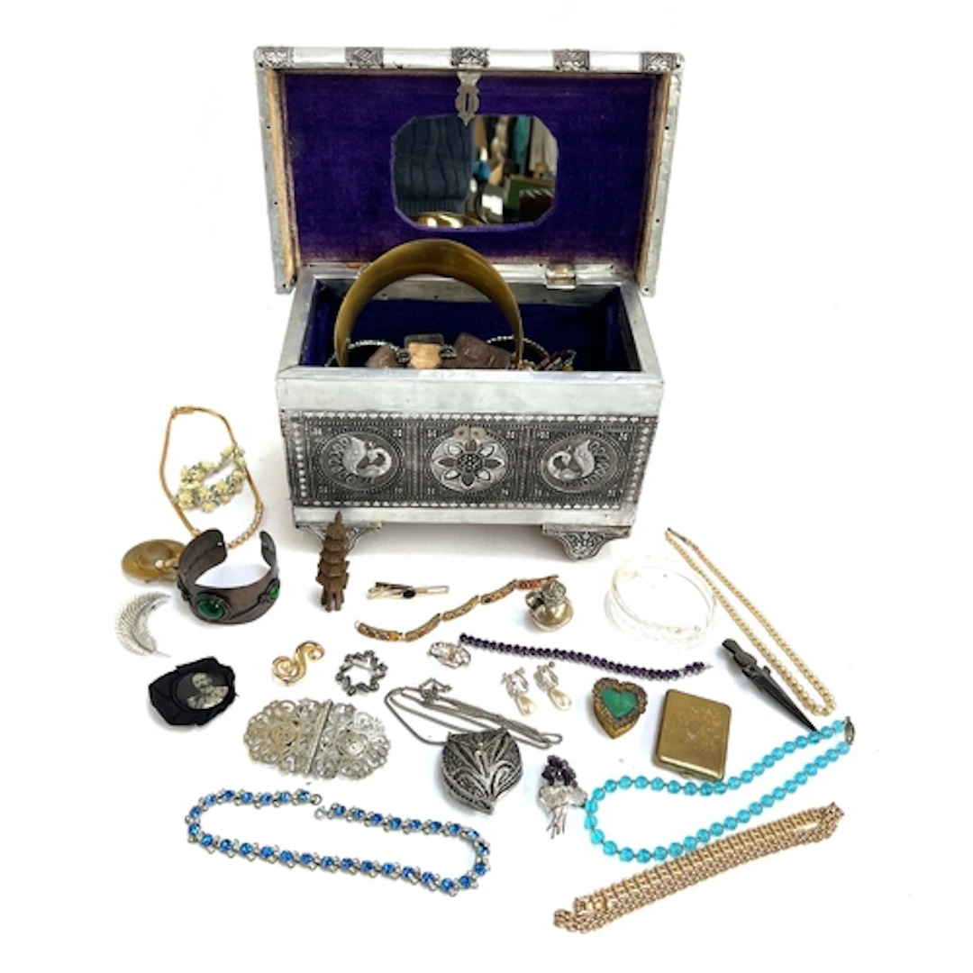A quantity of costume jewellery to include Monet brooch, Sar...