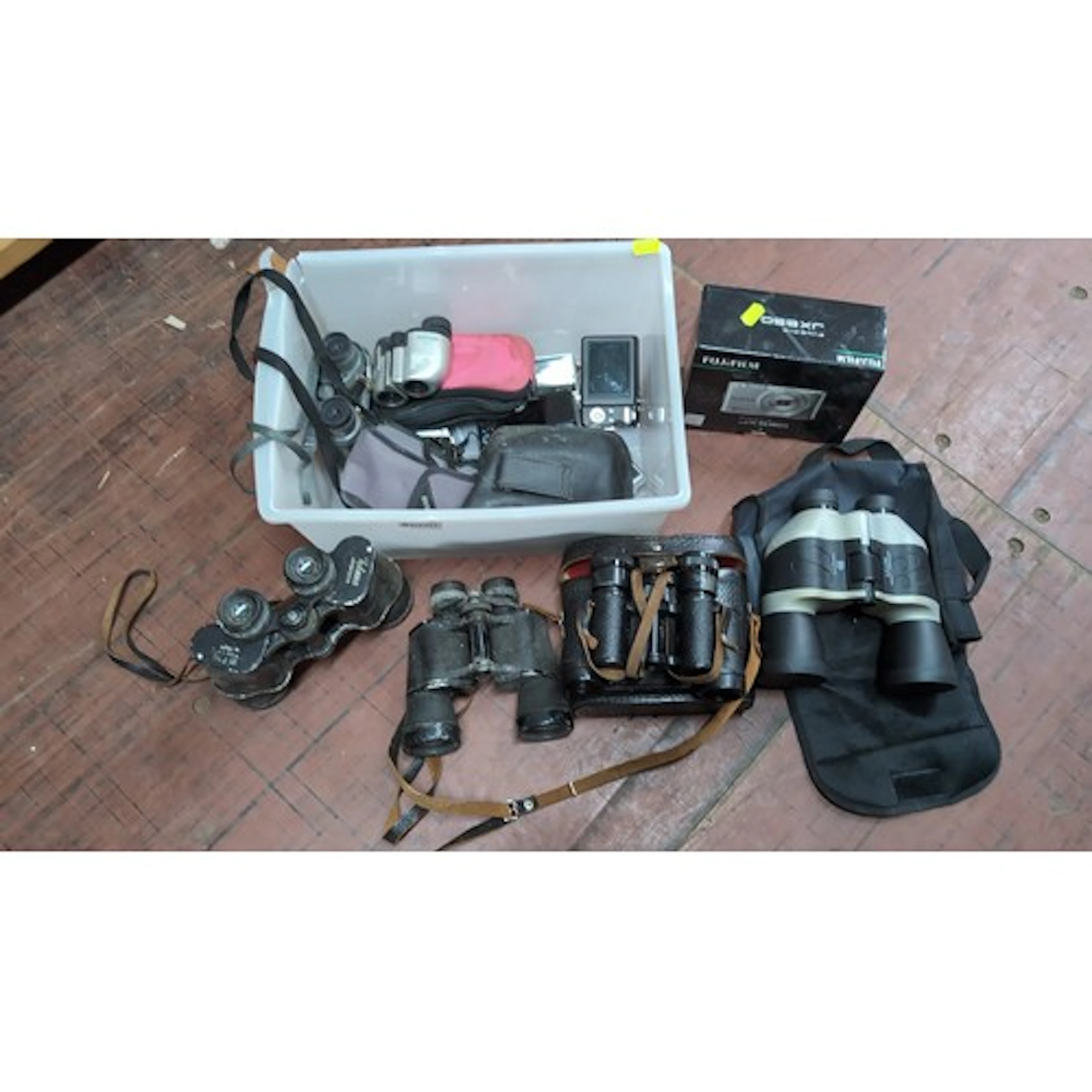 A quantity of optical and photographic equipment, including ...