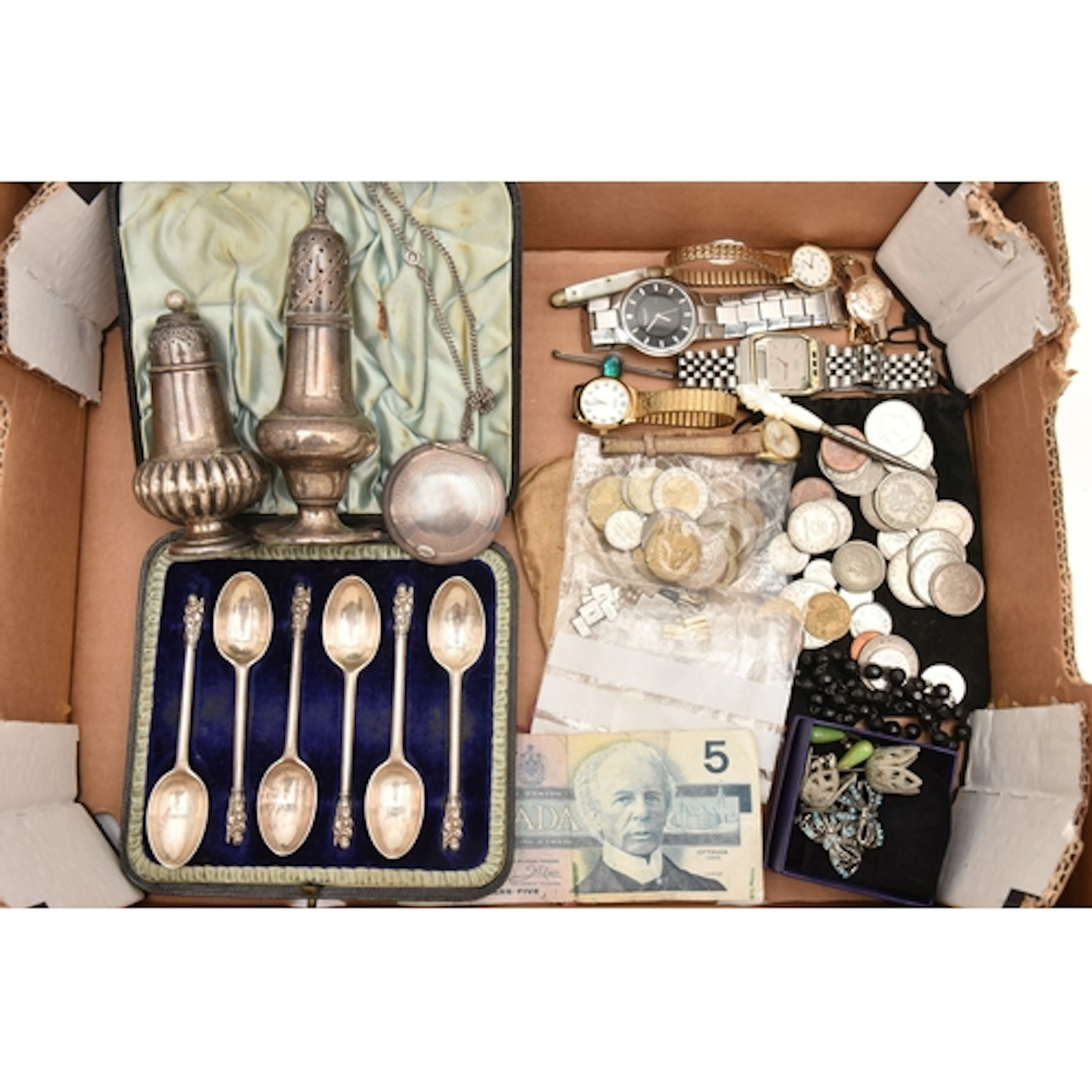 A SMALL ASSORTMENT OF SILVER AND ASSORTED ITEMS, to include ...