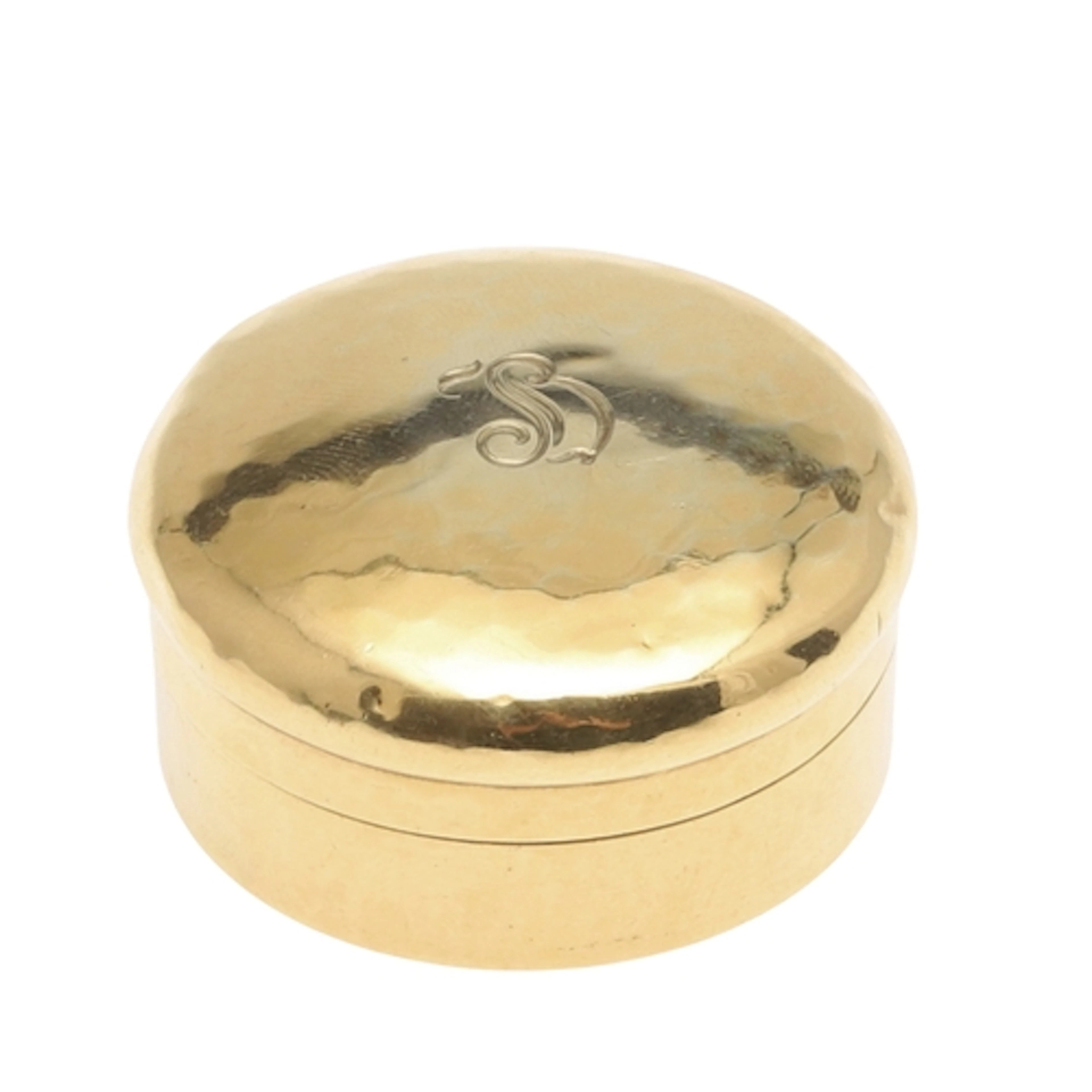 AN 18CT GOLD PILL BOX BY TIFFANY. circular, the cover engrav...