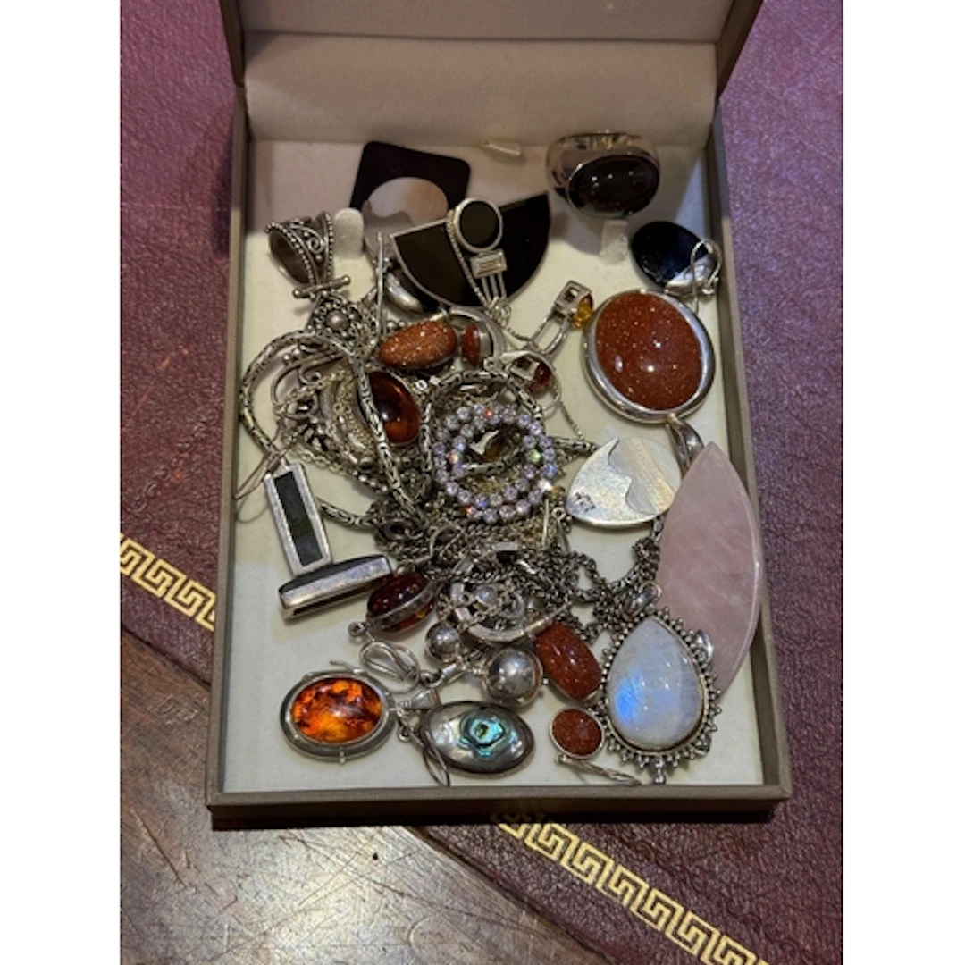 A COLLECTION OF MODERN SILVER JEWELLERY, SOME SET WITH AMBER...