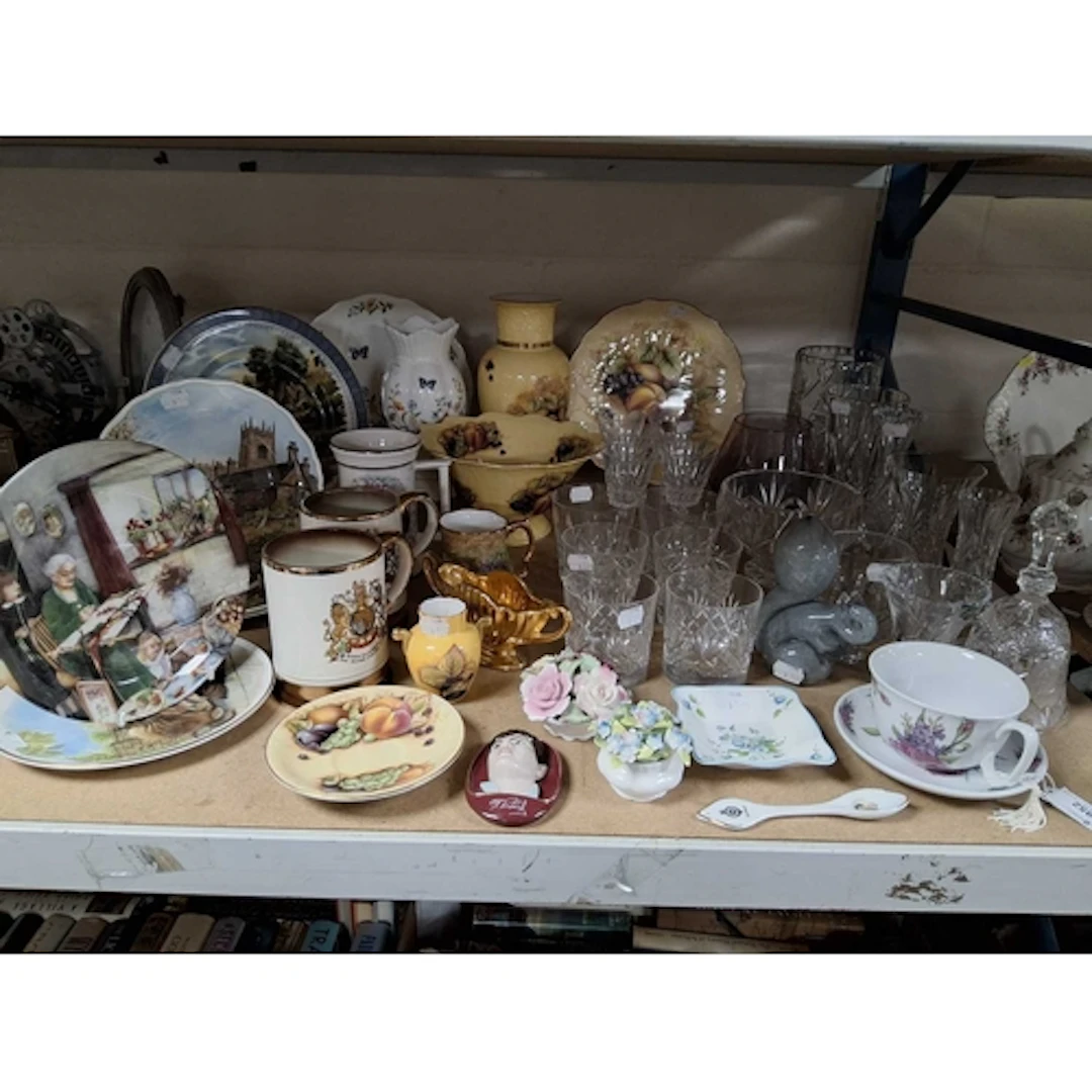 A GROUP OF DECORATIVE CERAMICS AND GLASSWARE to include a li...