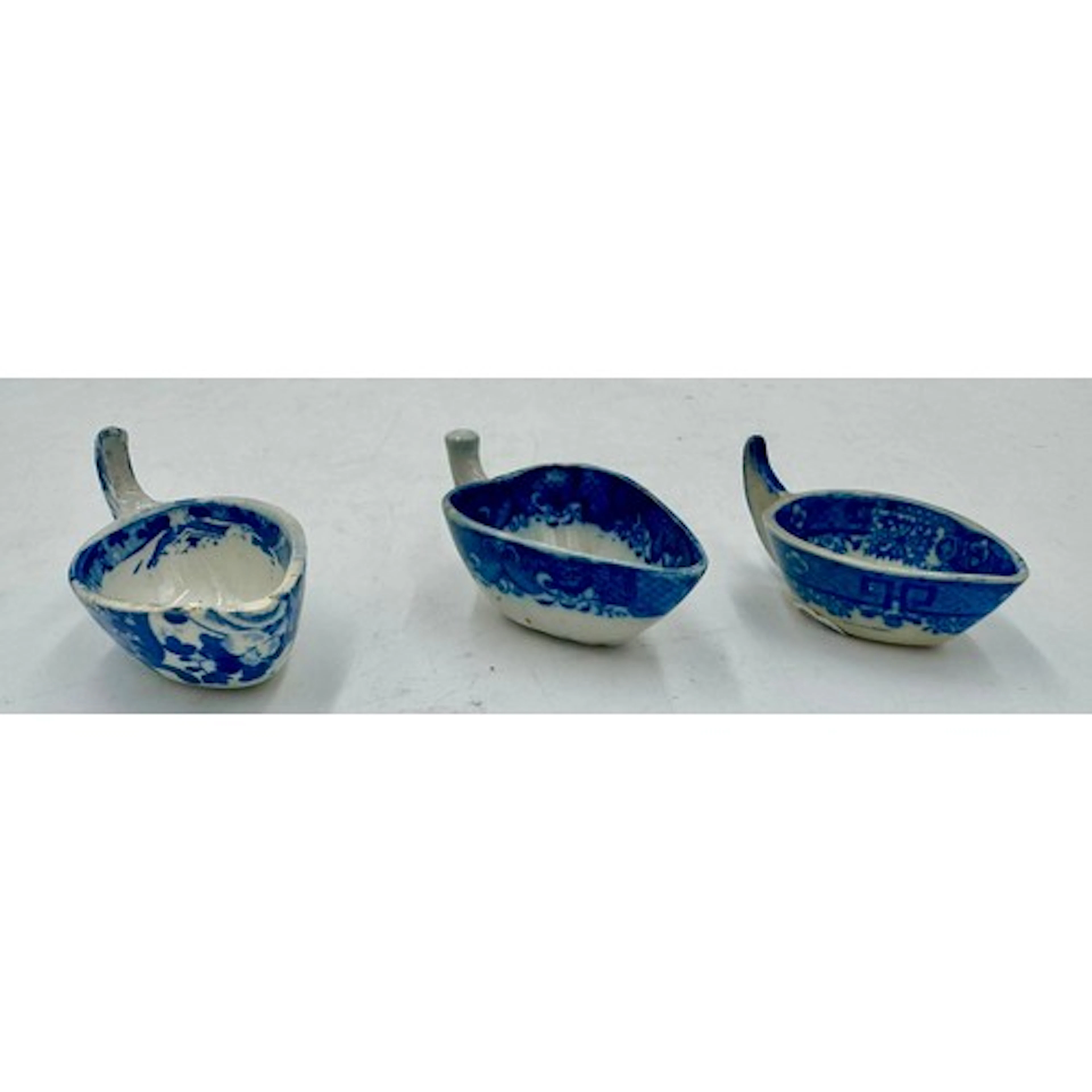 A group of three early 19th century blue and white transfer-...