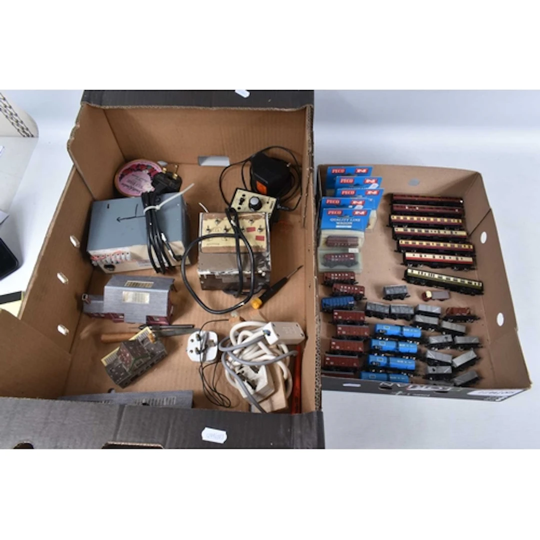 A QUANTITY OF BOXED AND UNBOXED N GAUGE ROLLING STOCK AND AC...