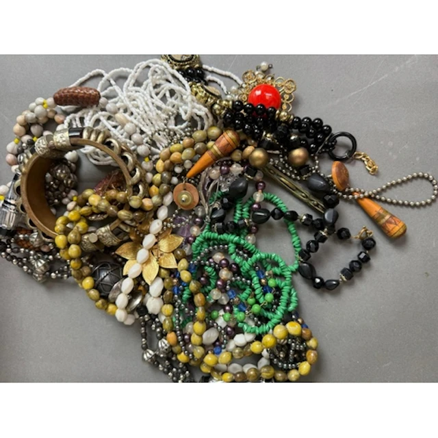 A quantity of quality costume jewellery, various styles...