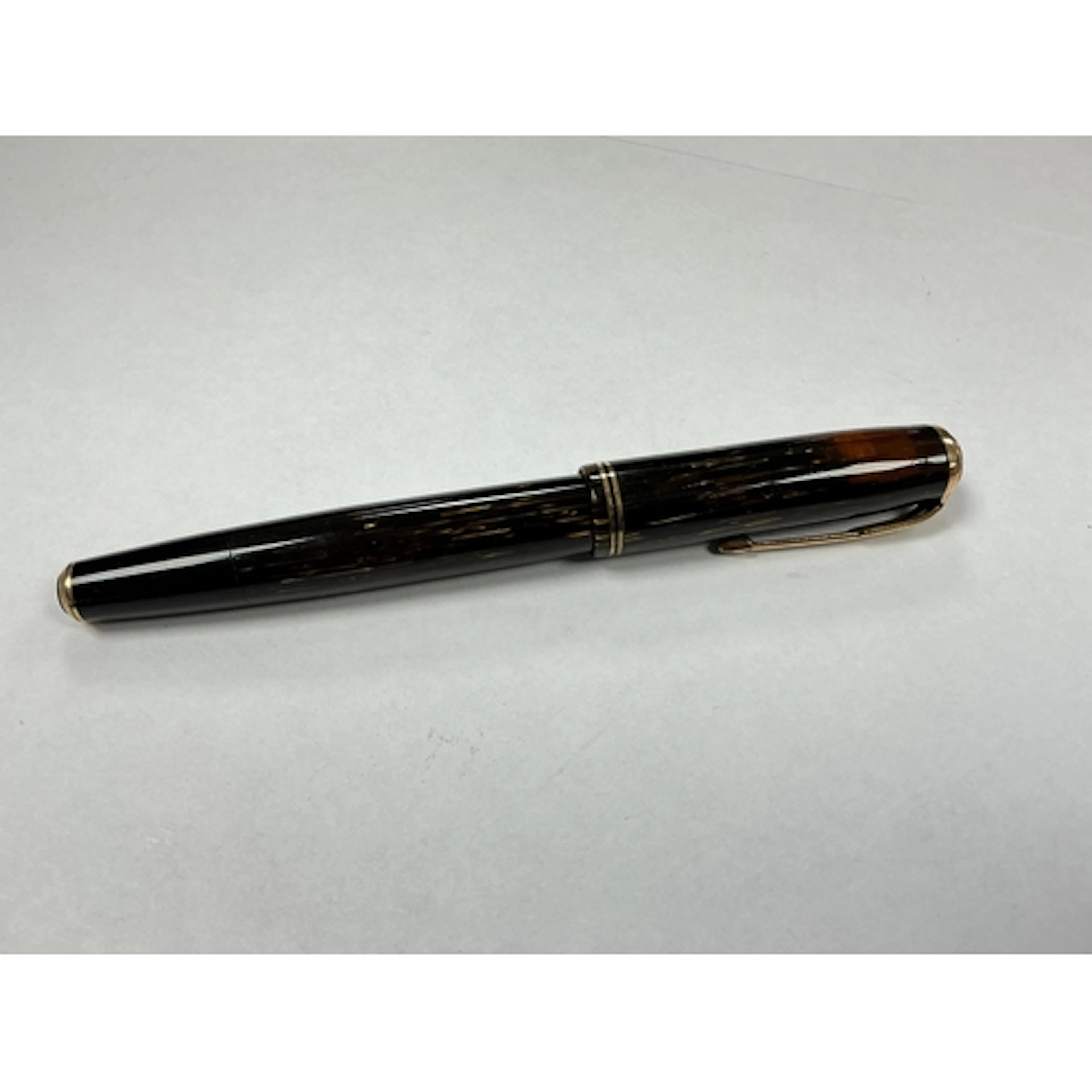 A Parker Shadowave Vacumatic brown fountain pen. An unusual ...
