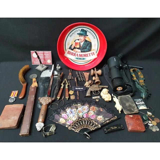 SELECTION OF GENERAL COLLECTABLES including a telescopic Tai...