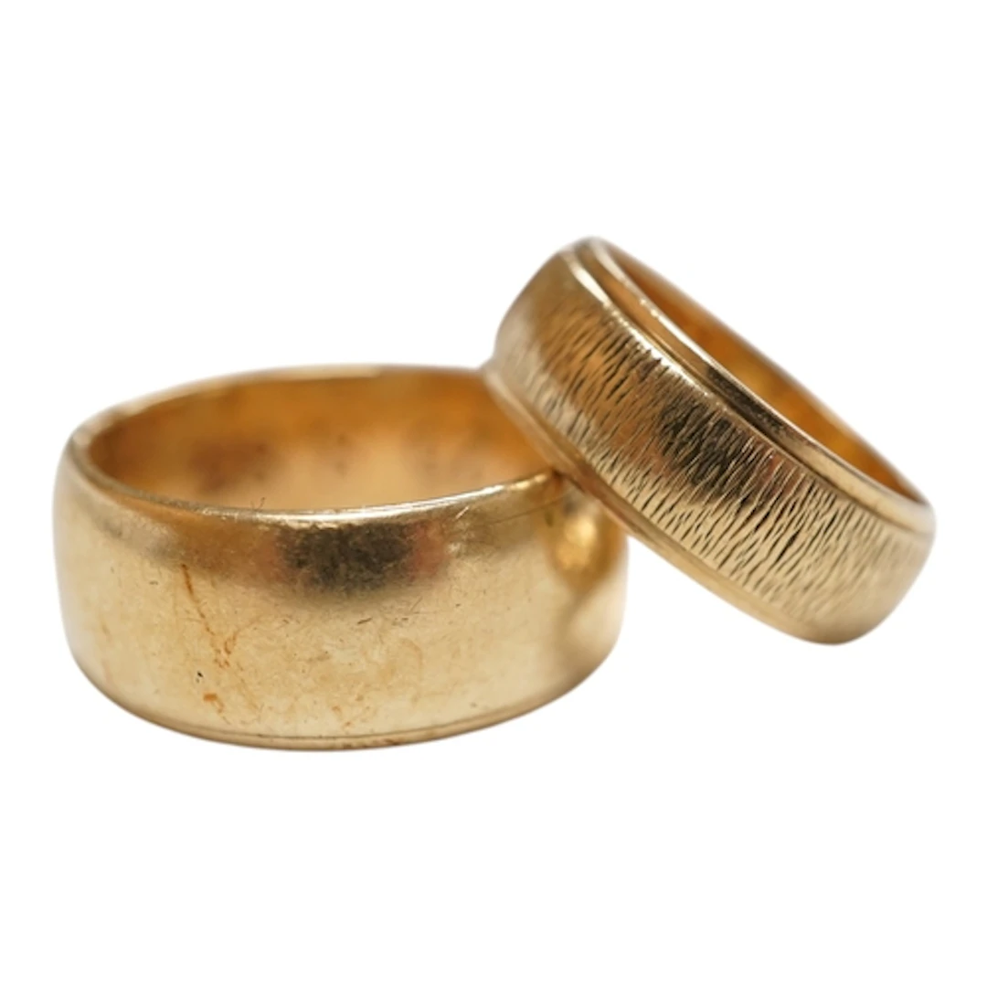 Two late 20th century 9ct gold wedding bands, sizes K & R, 1...