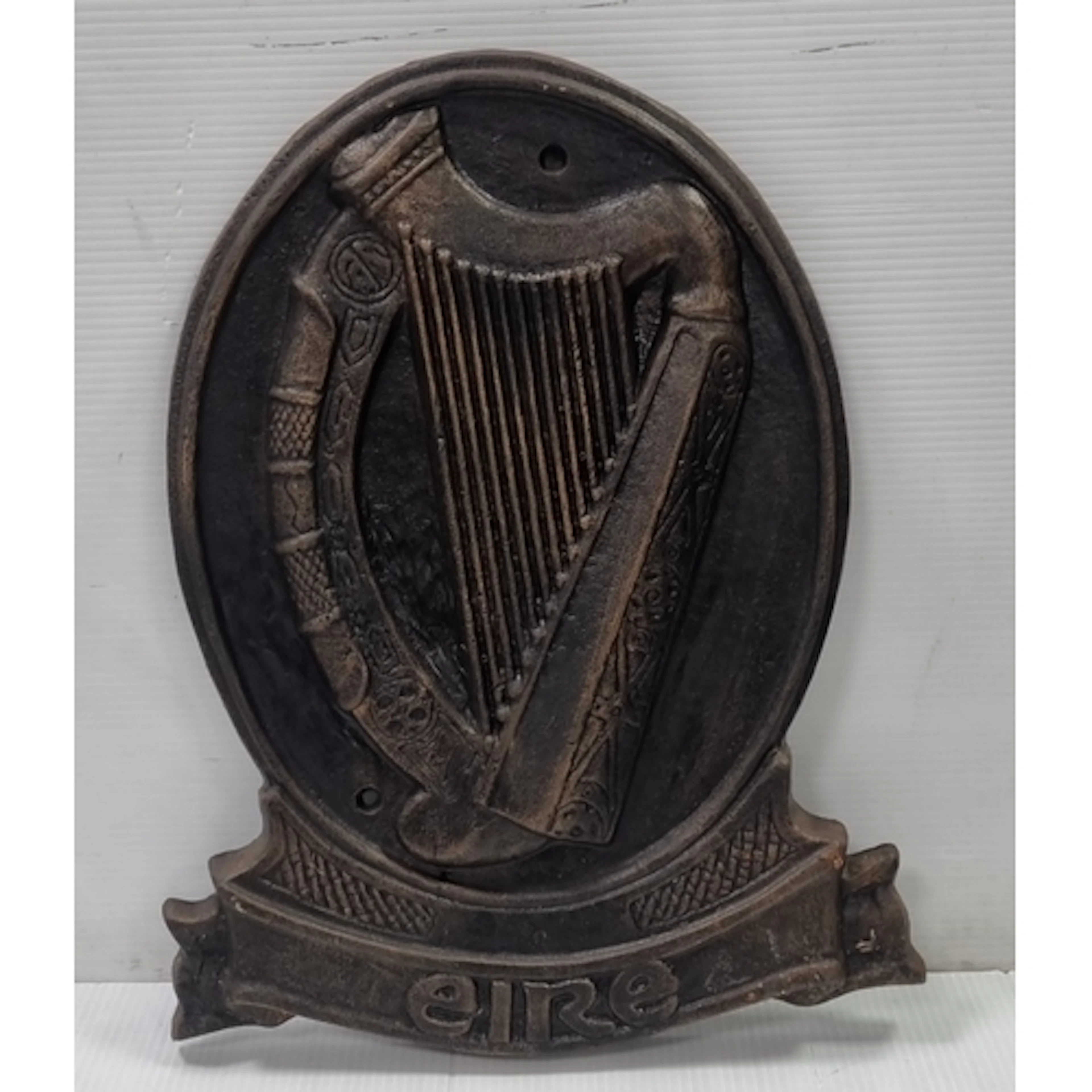 Cast-metal Irish harp wall plaque inscribed ‘Eire’; H: 54 cm...