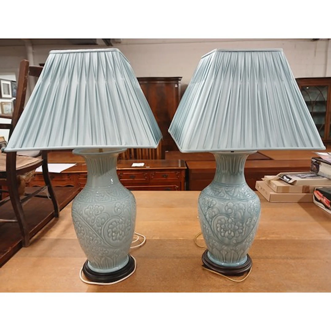 Two porcelain lamps. (2)