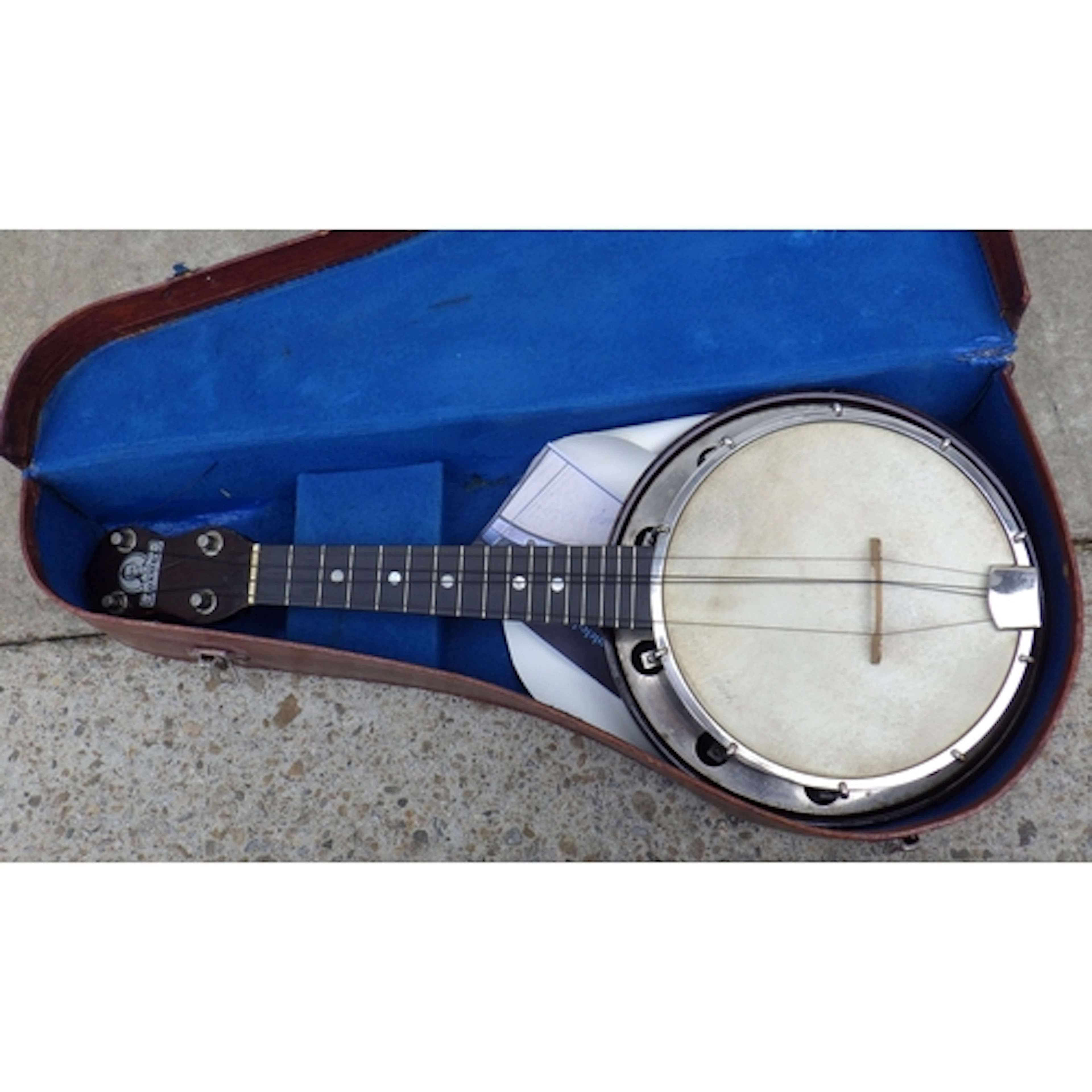 A Dallas model "C" uke banjo, fine condition, with original ...