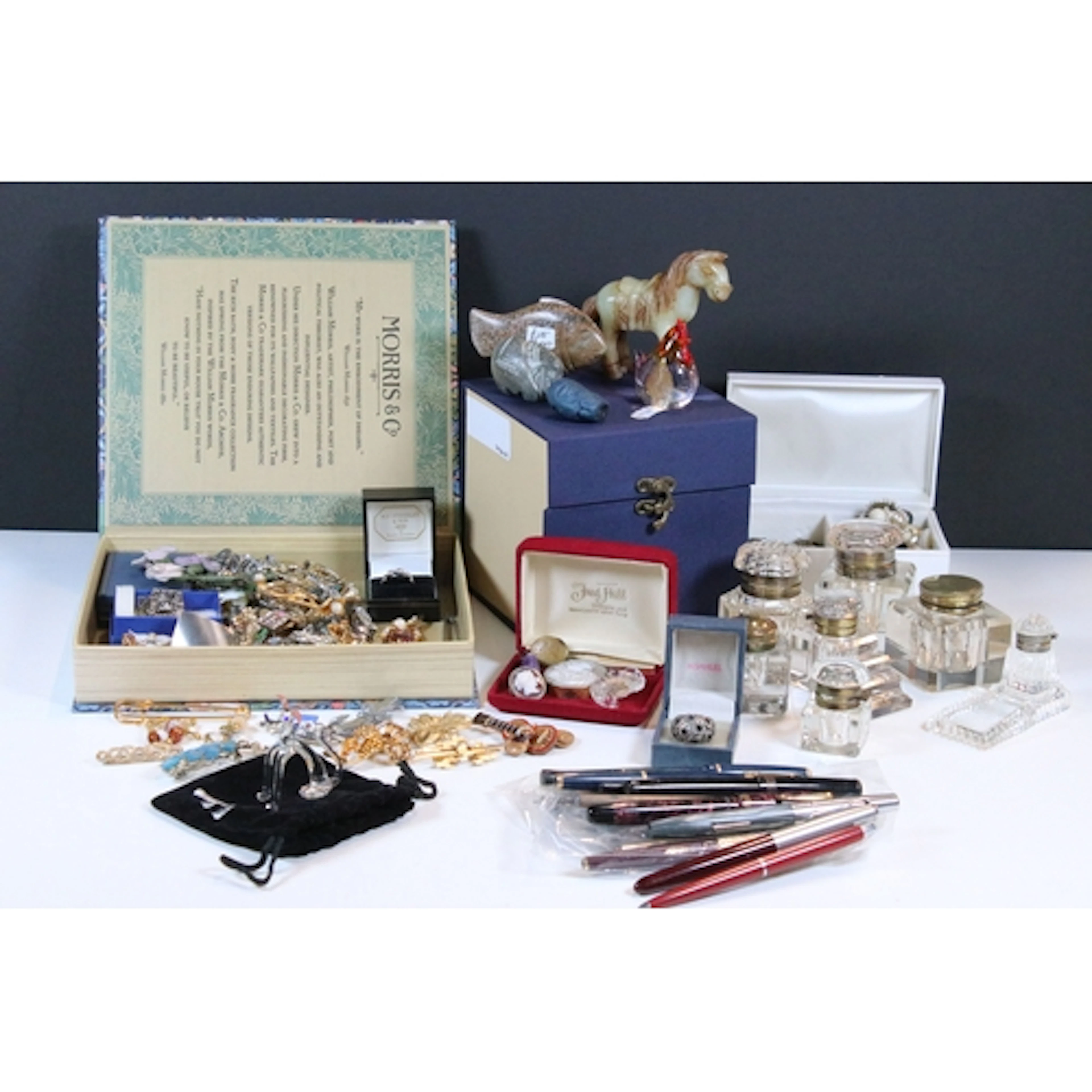 Collection of mixed collectables to include Chinese carved m...