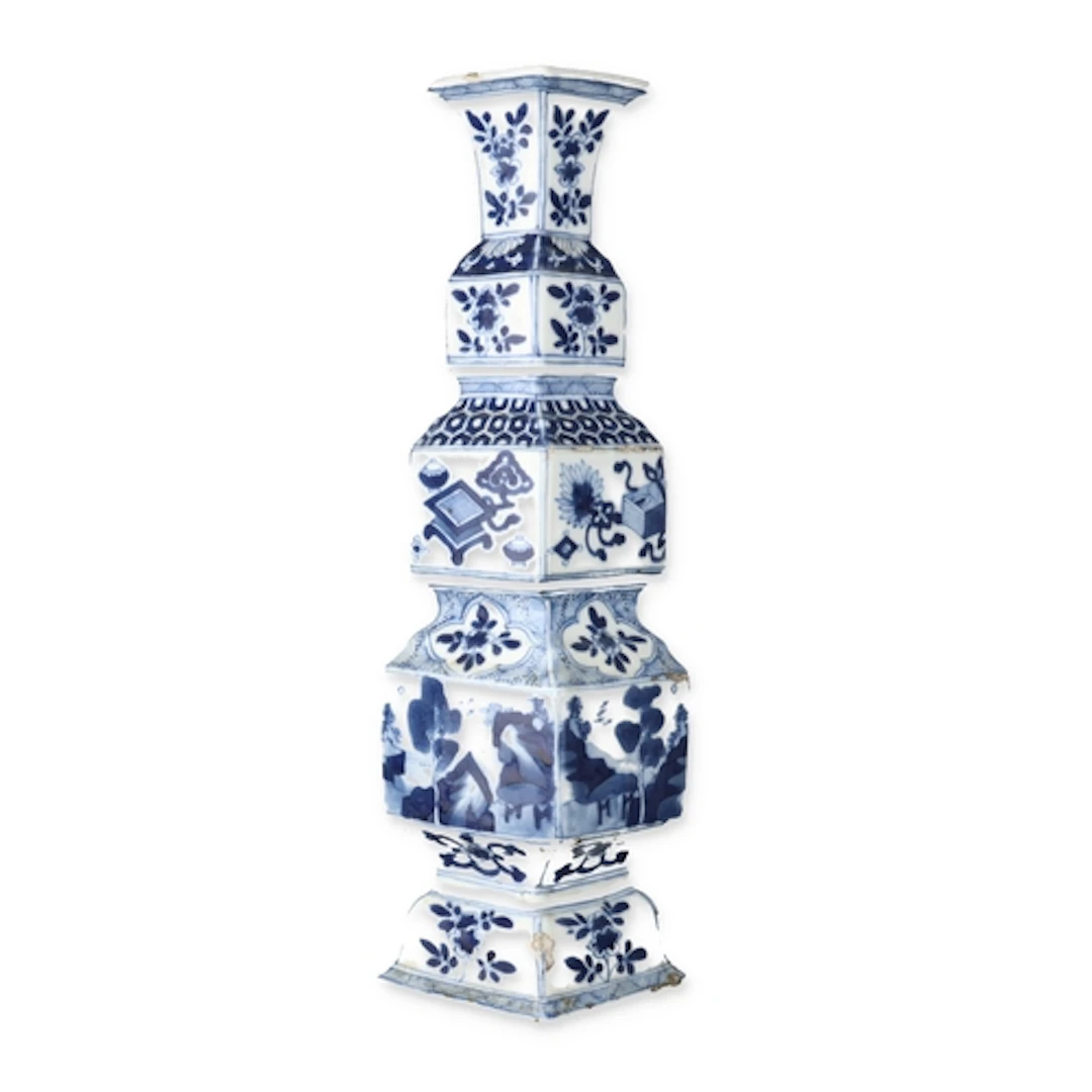 AN EARLY 18TH CENTURY CHINESE PORCELAIN VASE The numerous se...