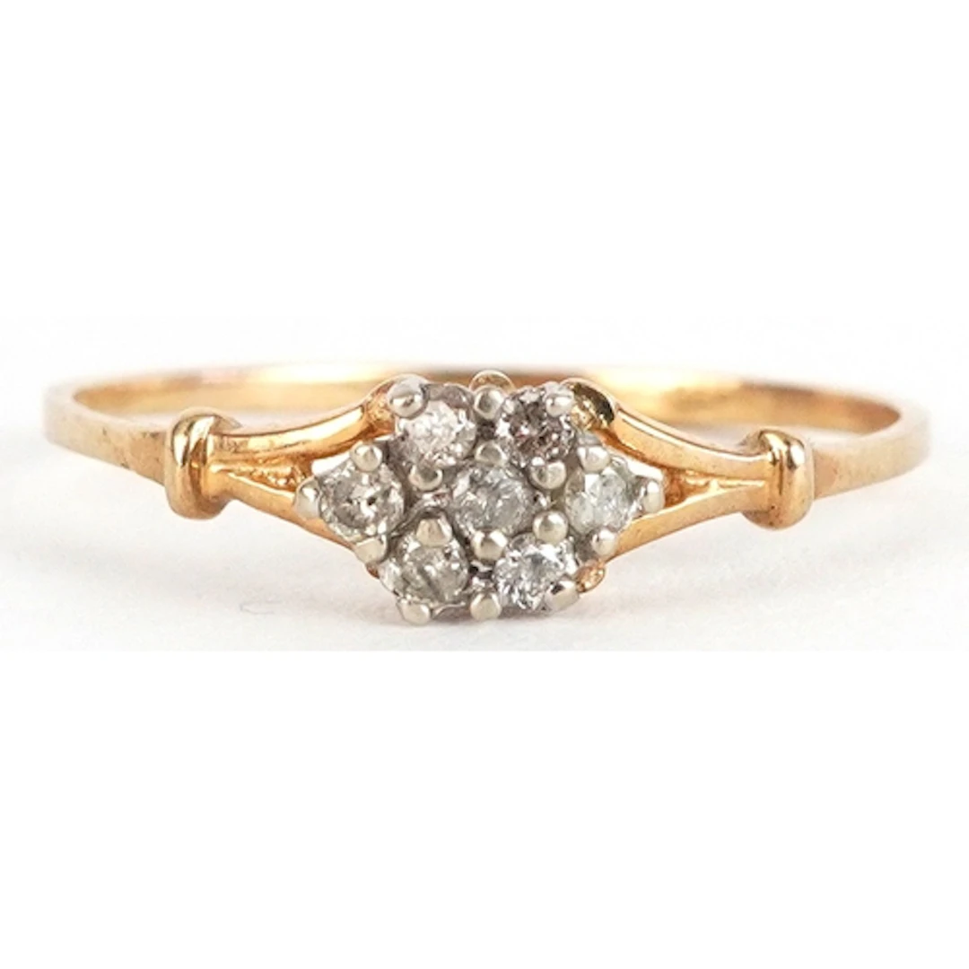 9ct gold diamond cluster ring, size N, 1.0g.