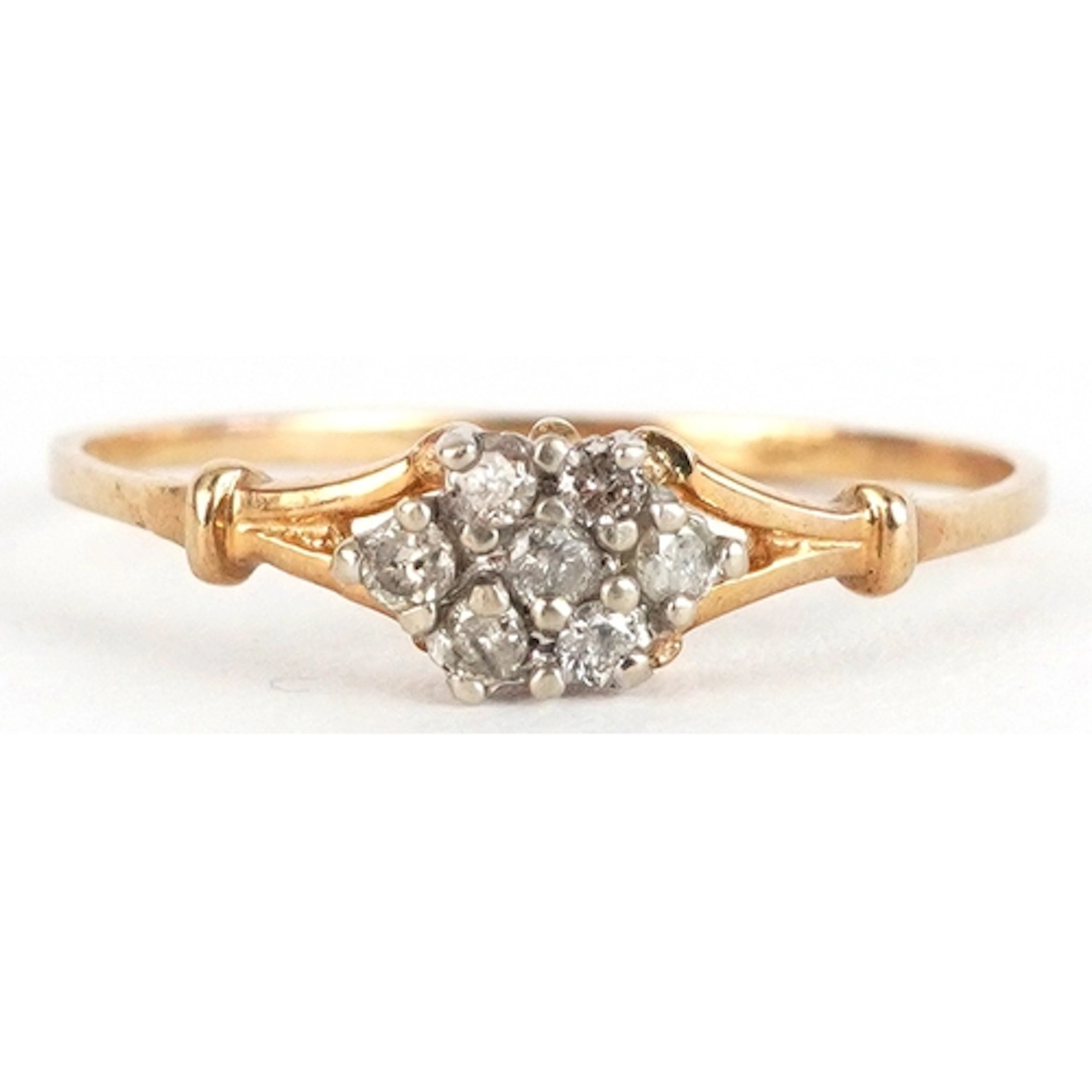 9ct gold diamond cluster ring, size N, 1.0g.