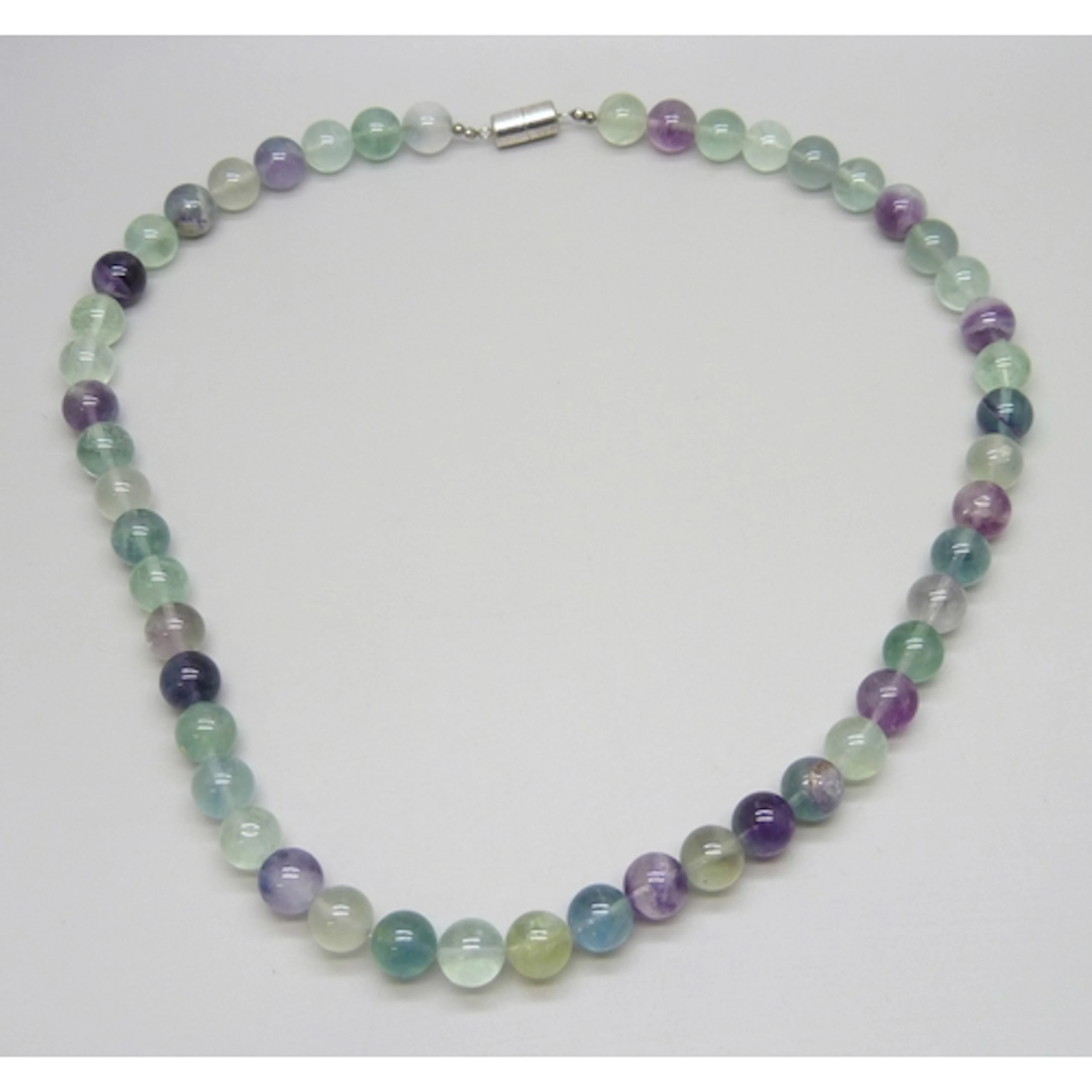 A fluorite gemstone necklace with a magnetic silver clasp, 9...