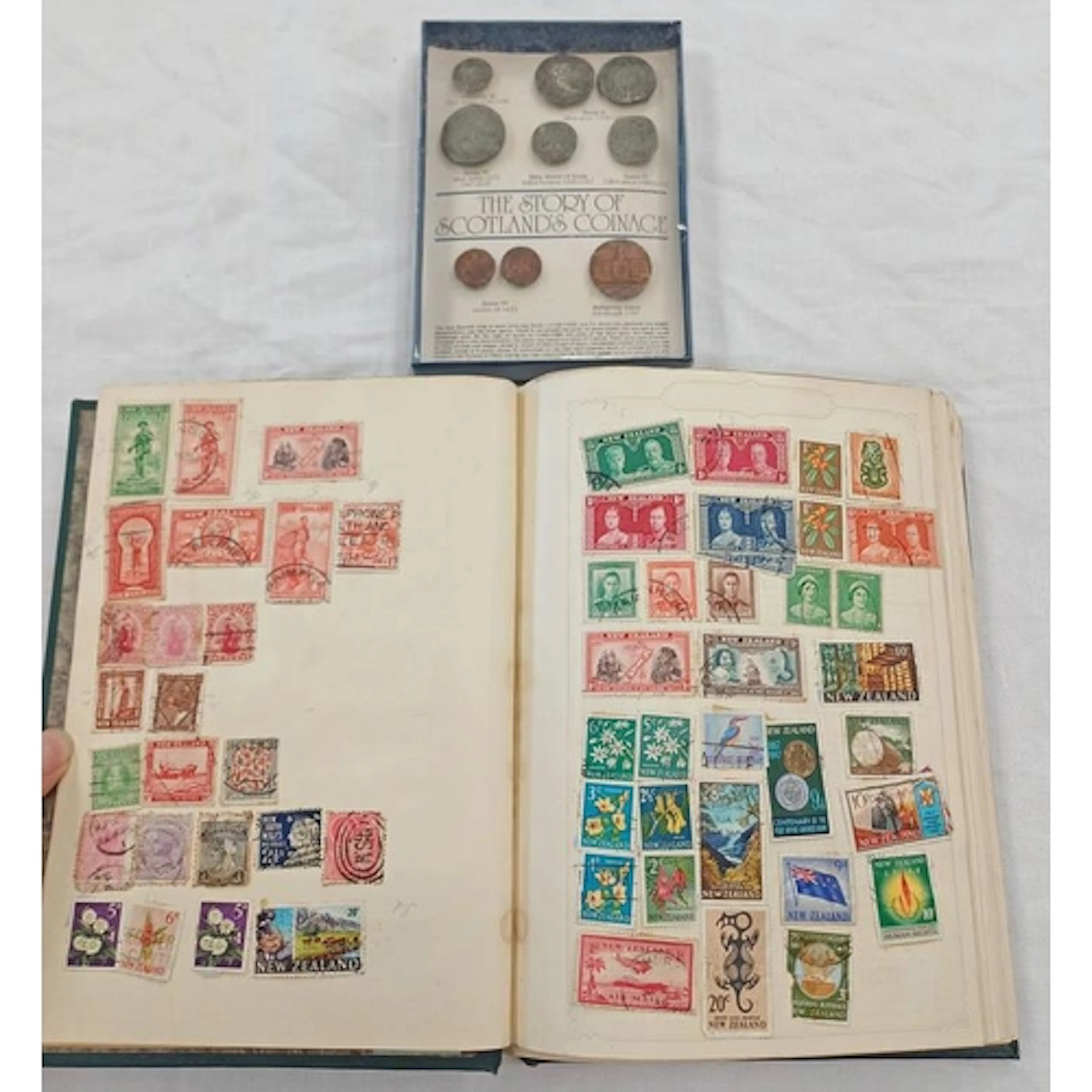 STAMP ALBUM OF VARIOUS WORLD STAMPS INCLUDING VARIOUS COMMON...