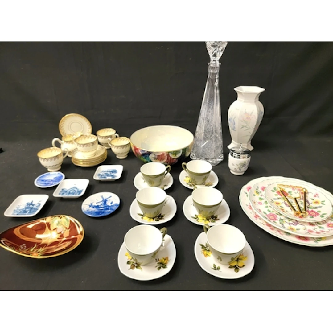 COLLECTION OF VINTAGE DECORATIVE CERAMICS TO INCLUDE PART CO...