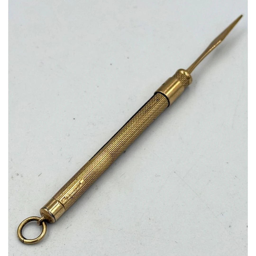 A 9ct gold extendable toothpick, approximate weight 3.5g...