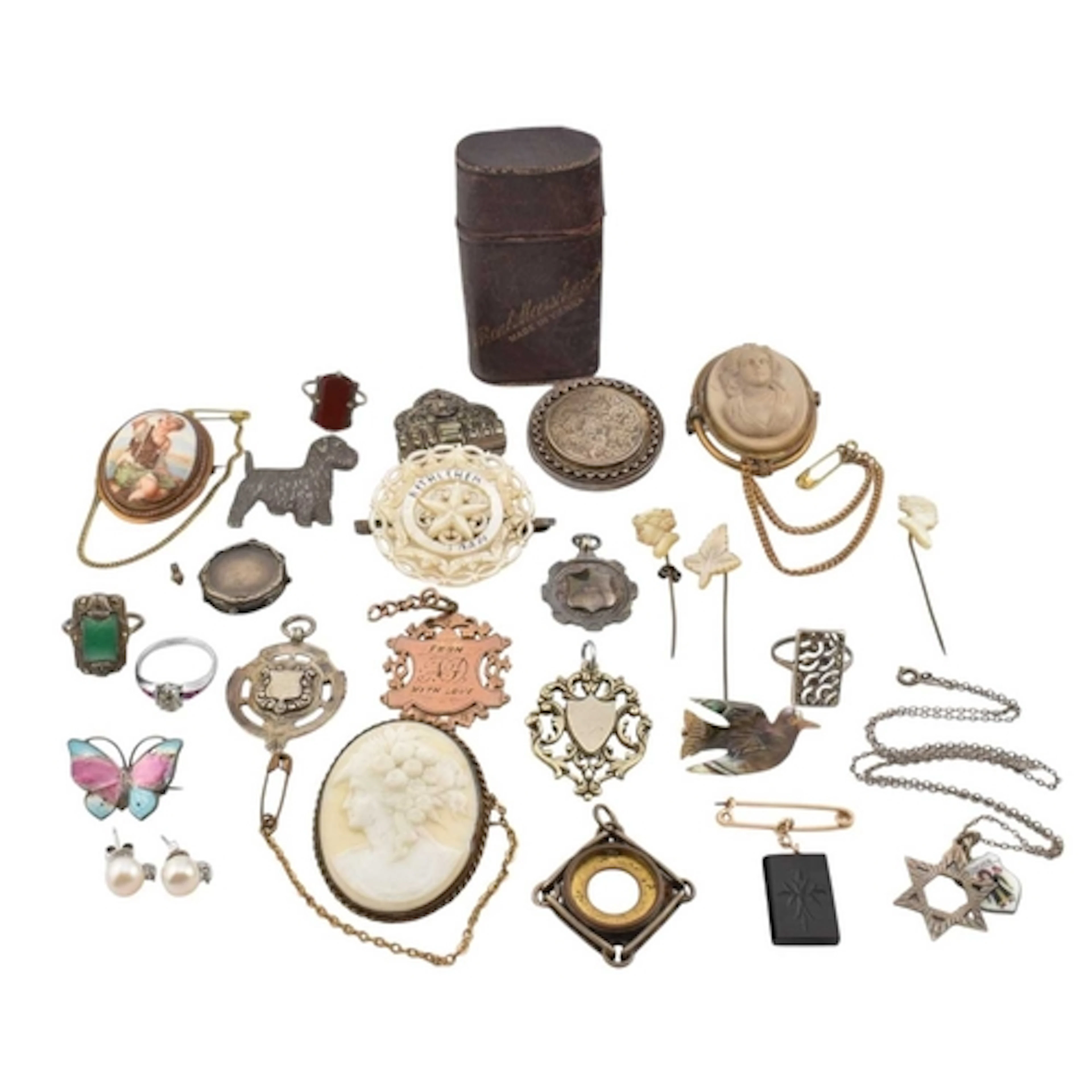 Assortment of antique jewellery. The jewellery to include wh...