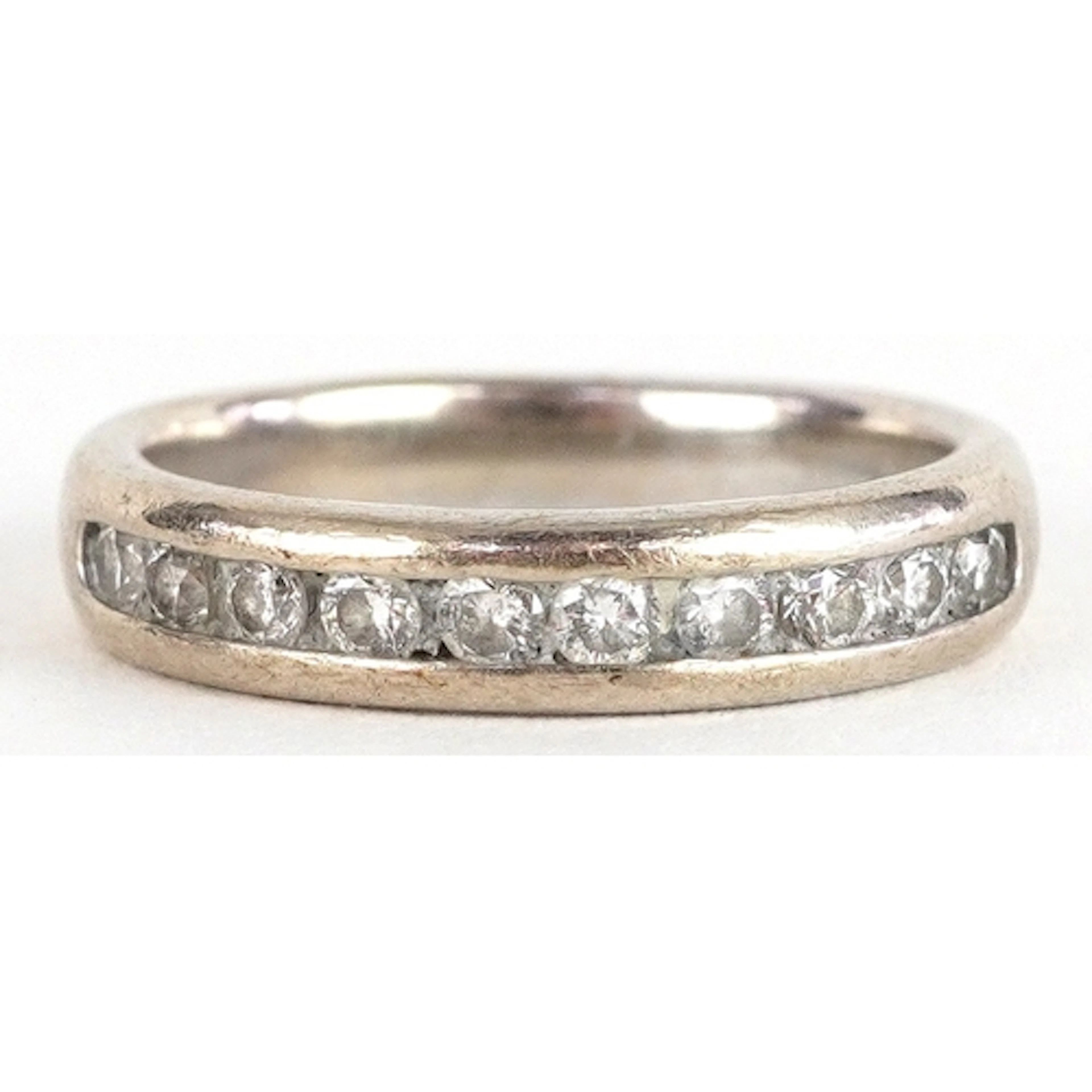 9ct white gold diamond half eternity ring, size K, 3.0g.