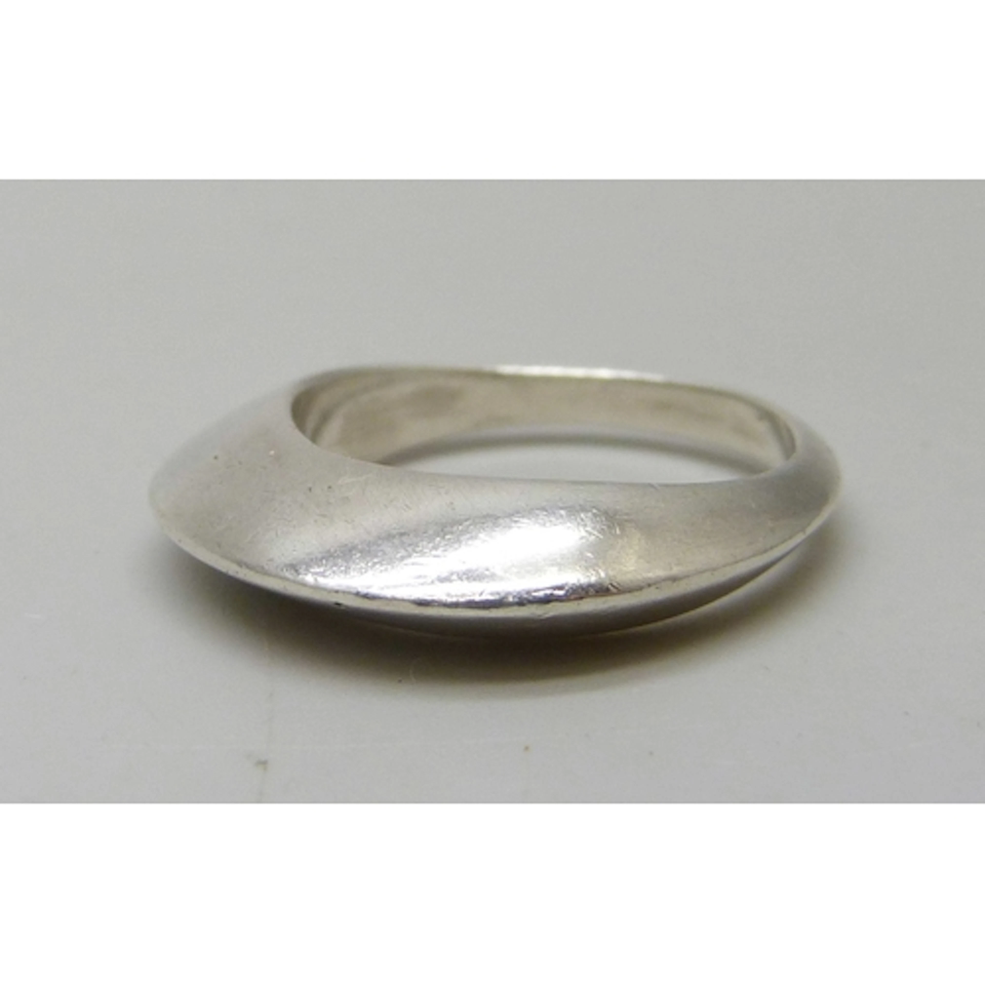 A Modernist design silver ring, M