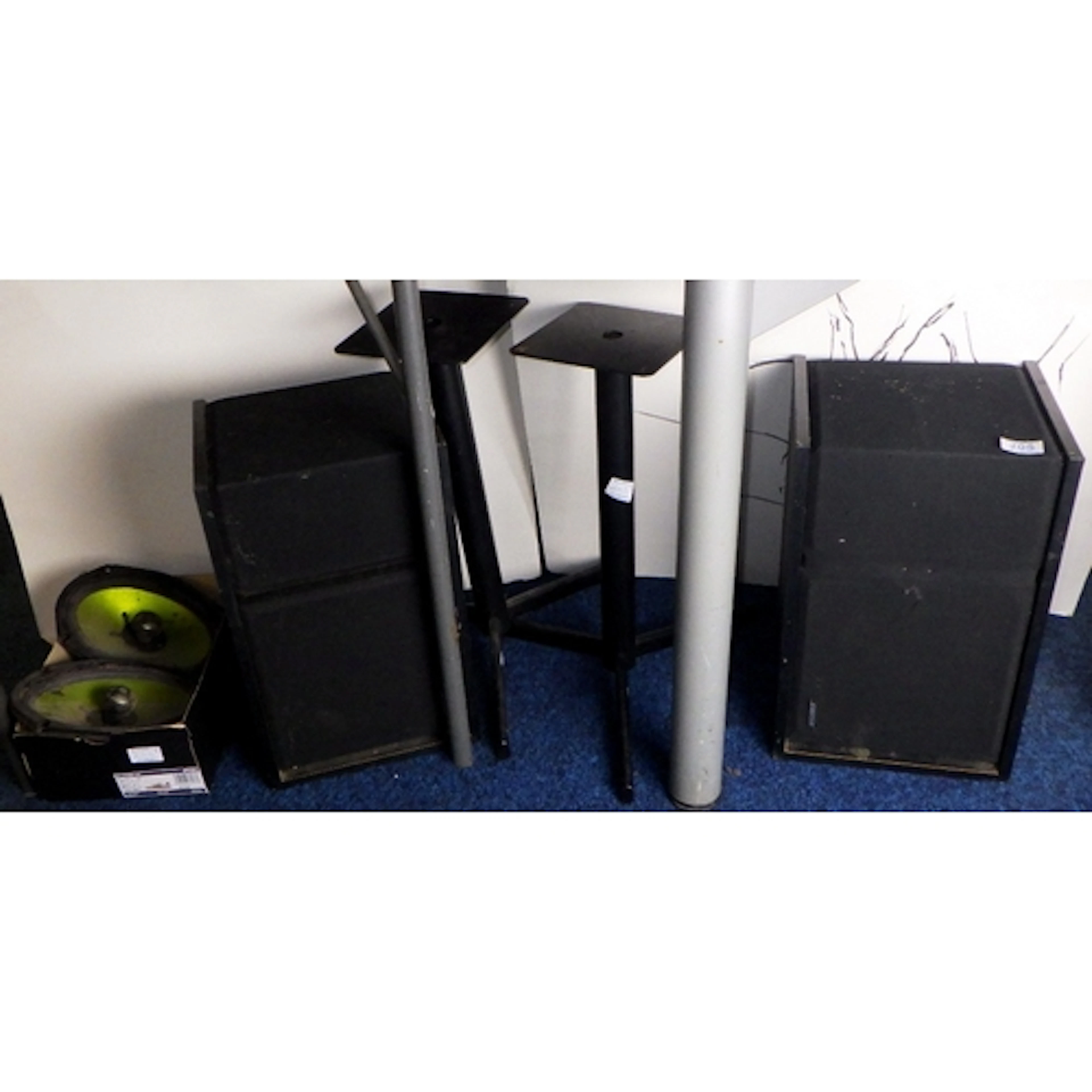 A banjo, Two Bose speakers and stands af