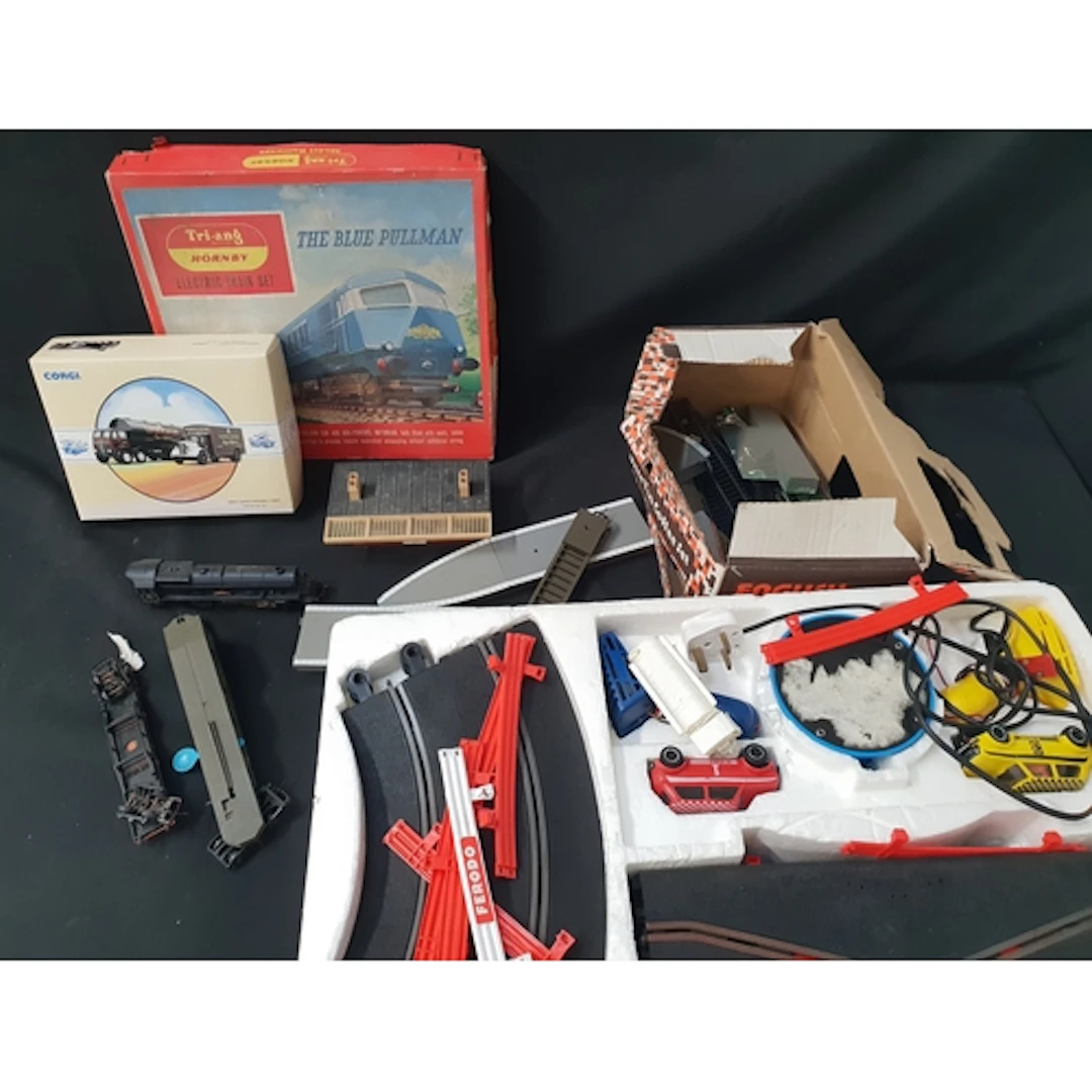 COLLECTION OF RAILWAY TOYS including Tri-ang Hornby The Blu...