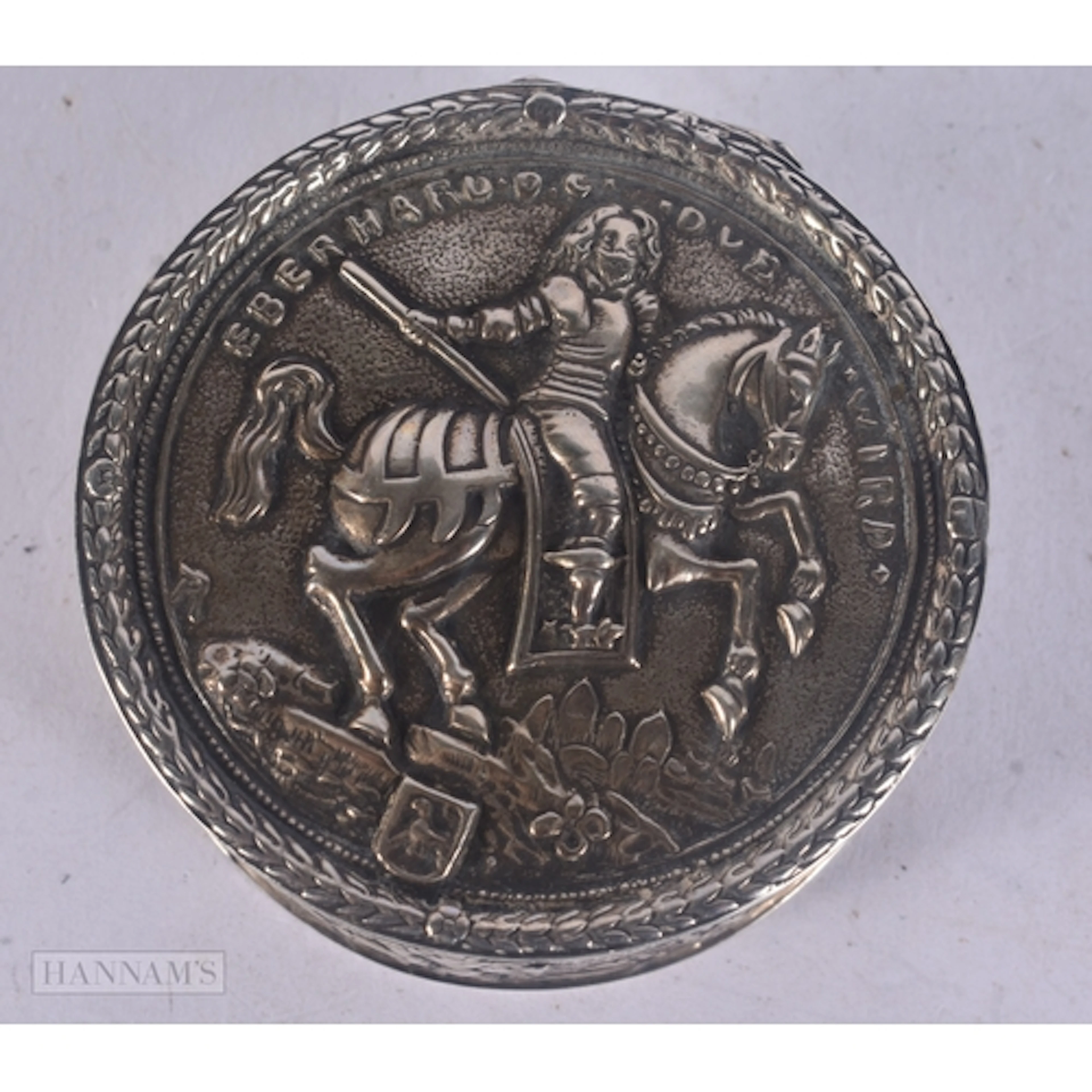 AN ANTIQUE DUTCH SILVER REPOUSSE SNUFF BOX. 87 grams. 7 cm w...