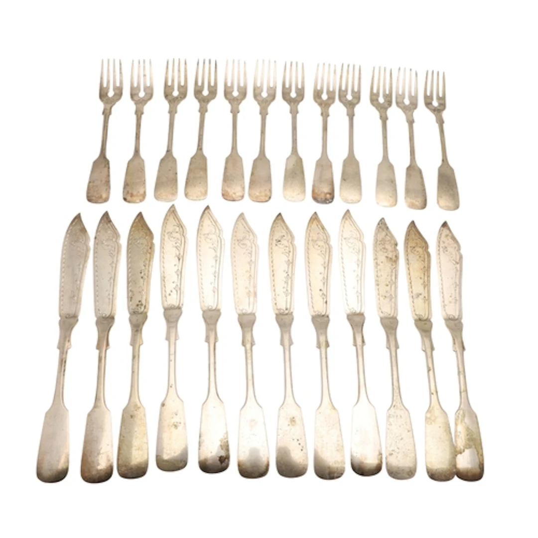 A 12 PLACE SET OF GERMAN SILVER FISH KNIVES AND FORKS. Fiddl...