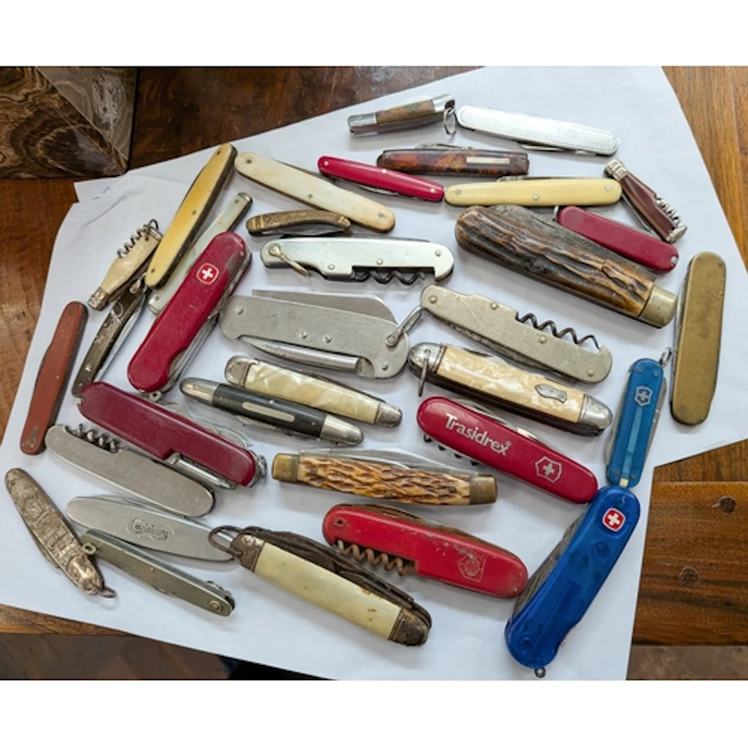 A collection of pocket knives and pen knives