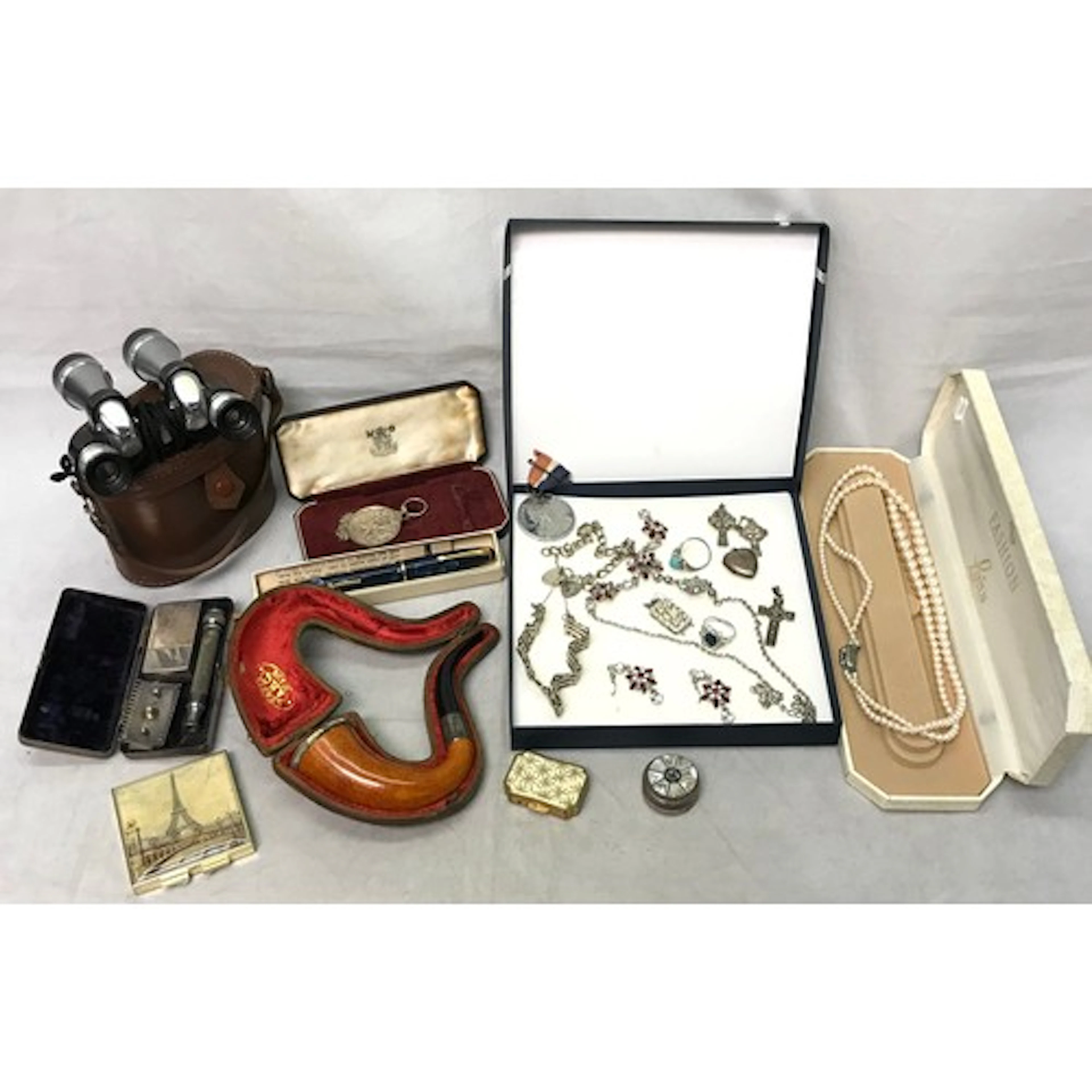 A collectors' lot incl an Imperial Service Medal, a pair of ...