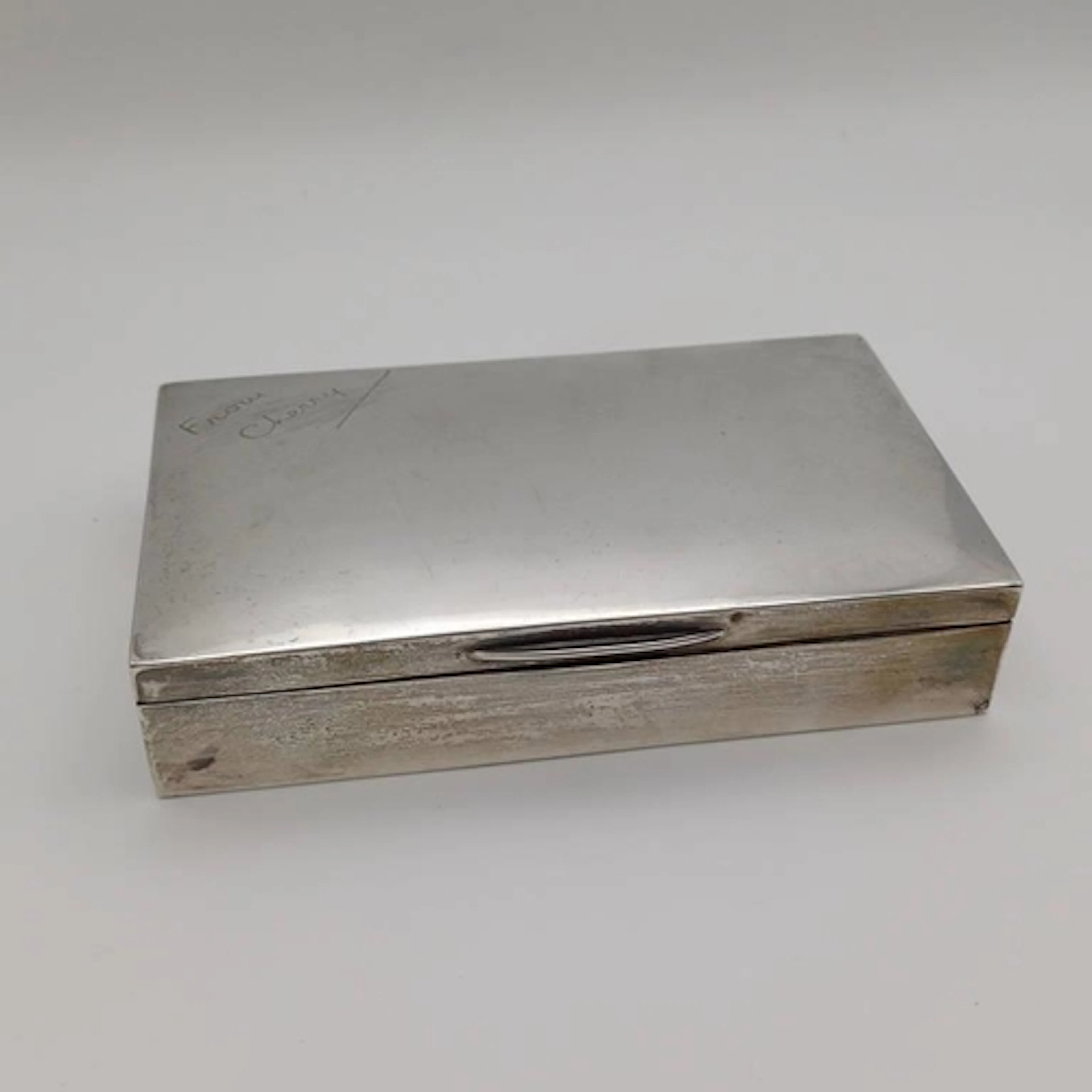 A SILVER CIGARETTE BOX BY FREDERICK WILLIAM HENTSCH, LONDON ...
