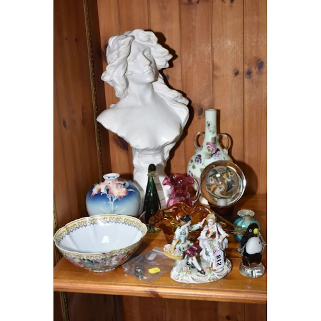 A GROUP OF CERAMICS, GLASS AND SUNDRY ITEMS, comprising a Si...