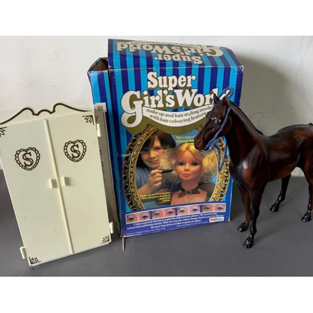 A vintage Girls World, Sindy's wardore and a horse