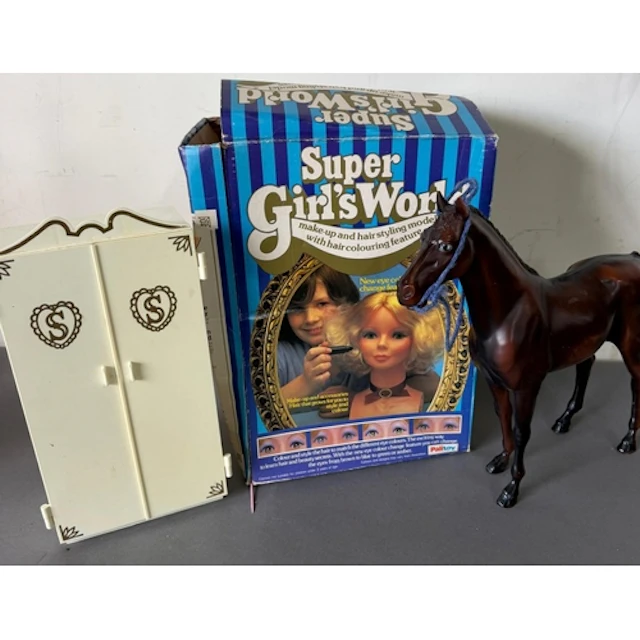 A vintage Girls World, Sindy's wardore and a horse