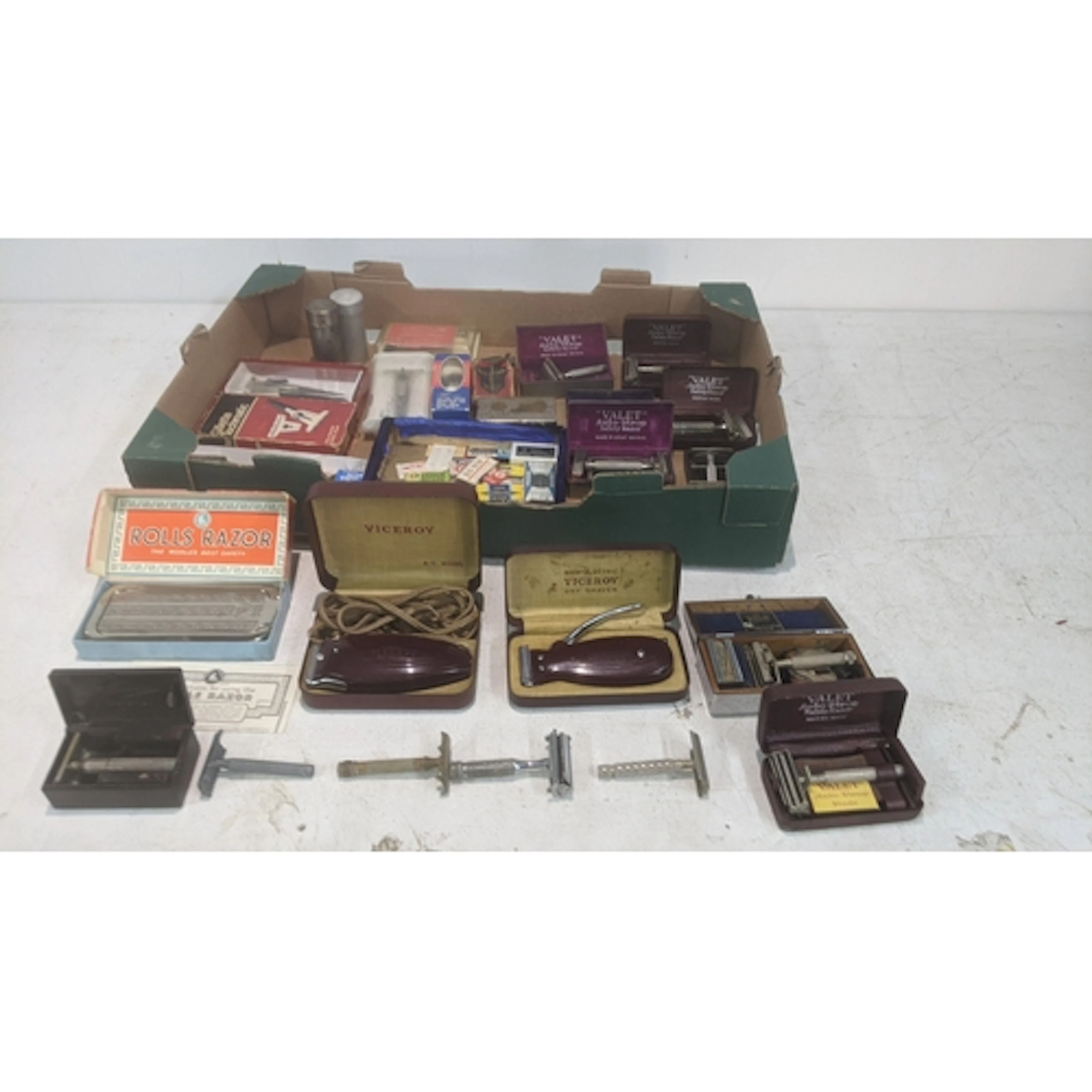 Shaving related collectables to include a boxed rolls razor,...
