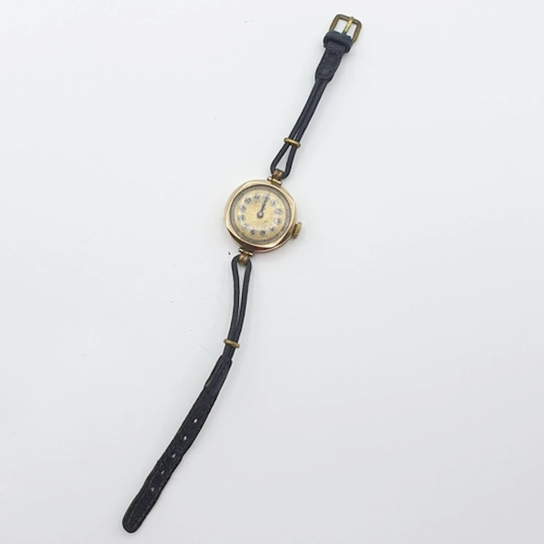 An early 20th century lady's Wristwatch in 9ct gold case on ...