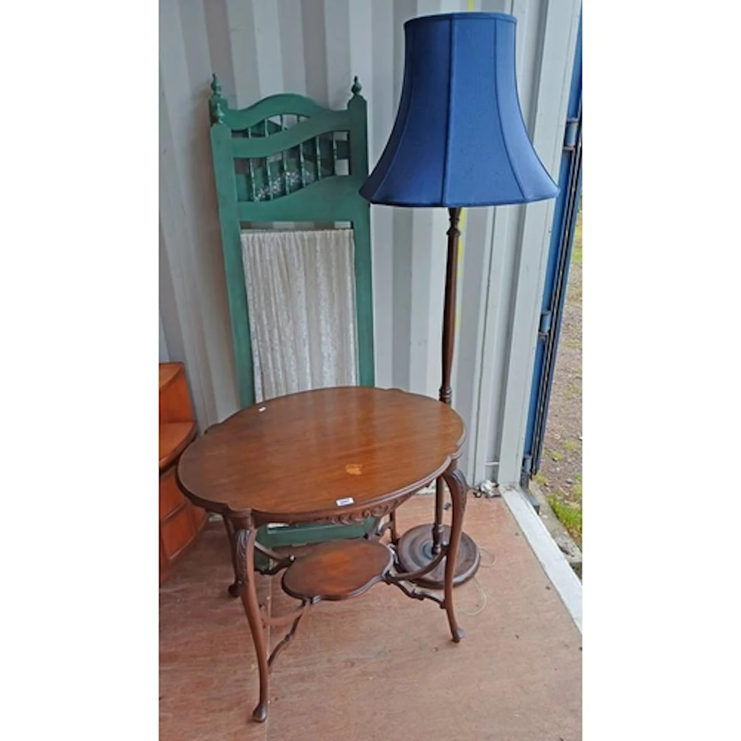 20TH CENTURY MAHOGANY TABLE ON SHAPED SUPPORTS, 3-PART FOLDI...