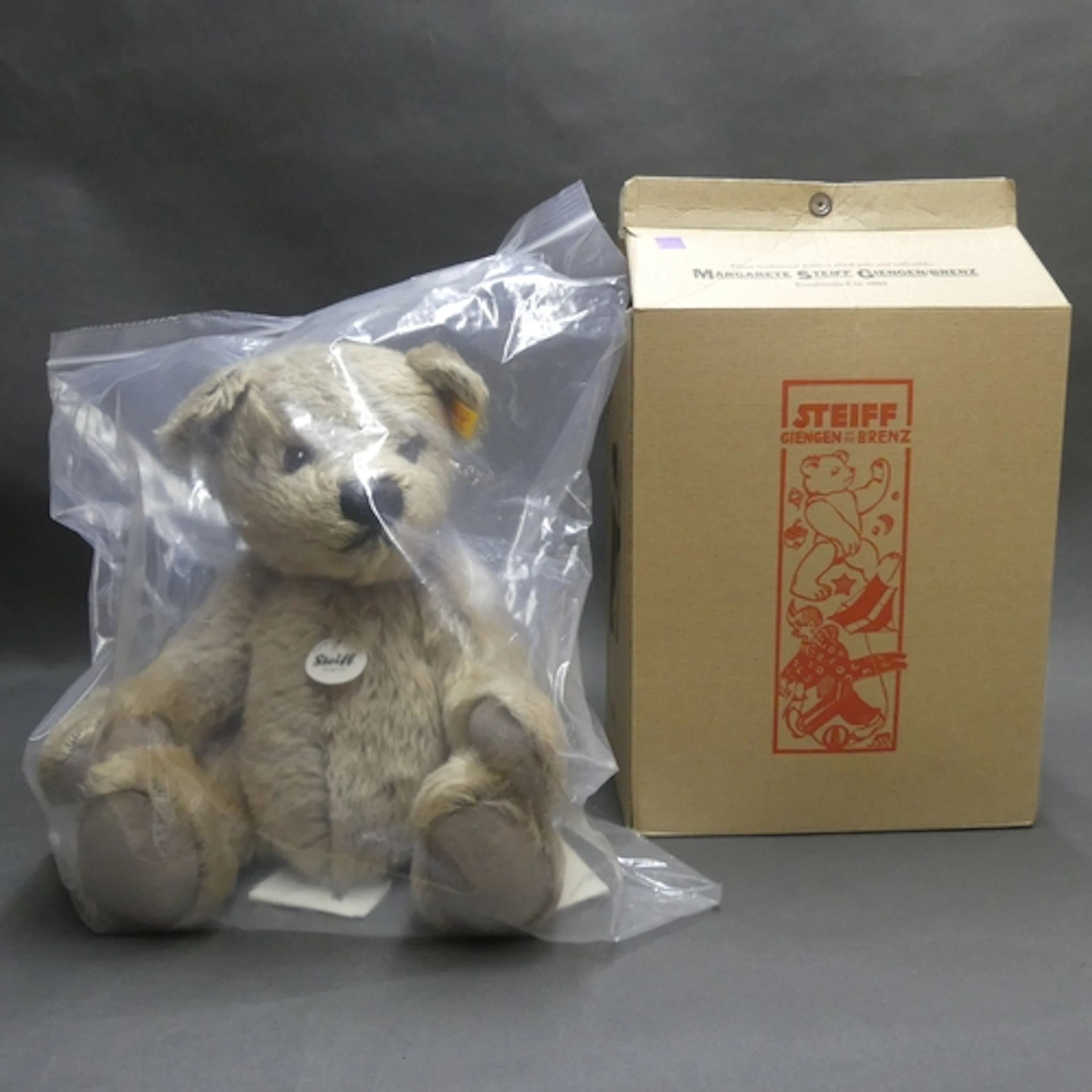 Steiff - A Steiff Classic Teddy Bear in Golden Blond (EAN 03...
