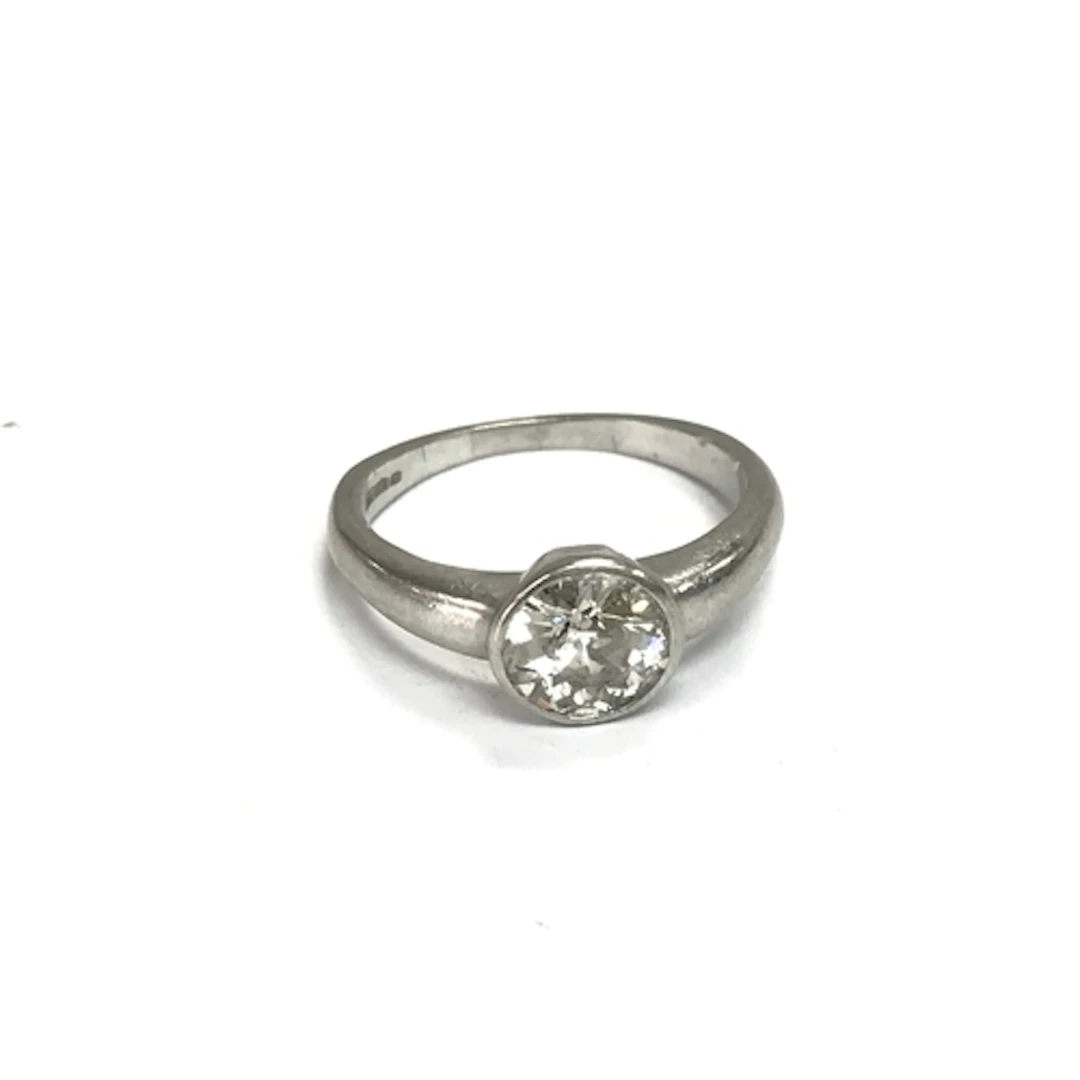 A platinum diamond solitaire ring. Stone approximately 1ct r...