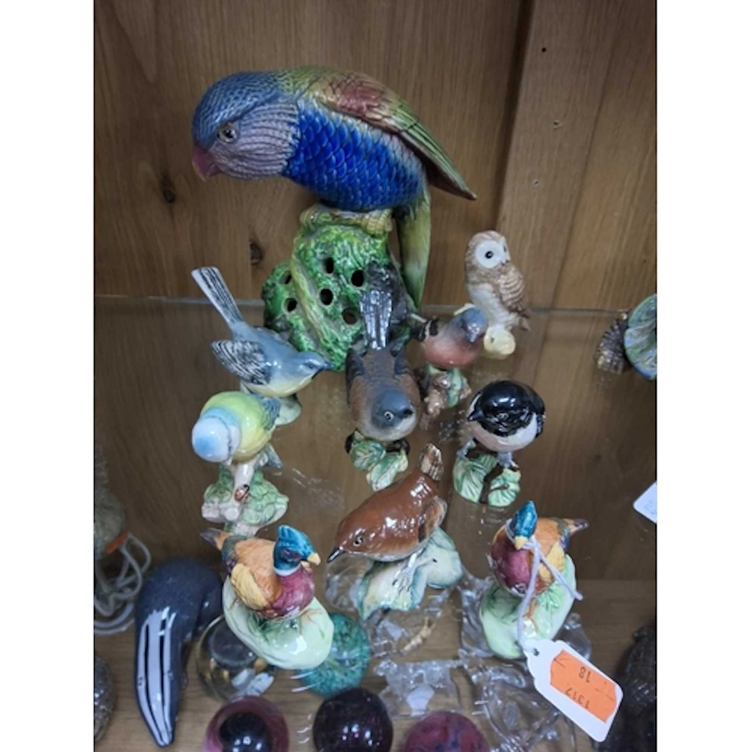 A GROUP OF VINTAGE BESWICK & BRETBY CERAMIC BIRD ORNAMEN...