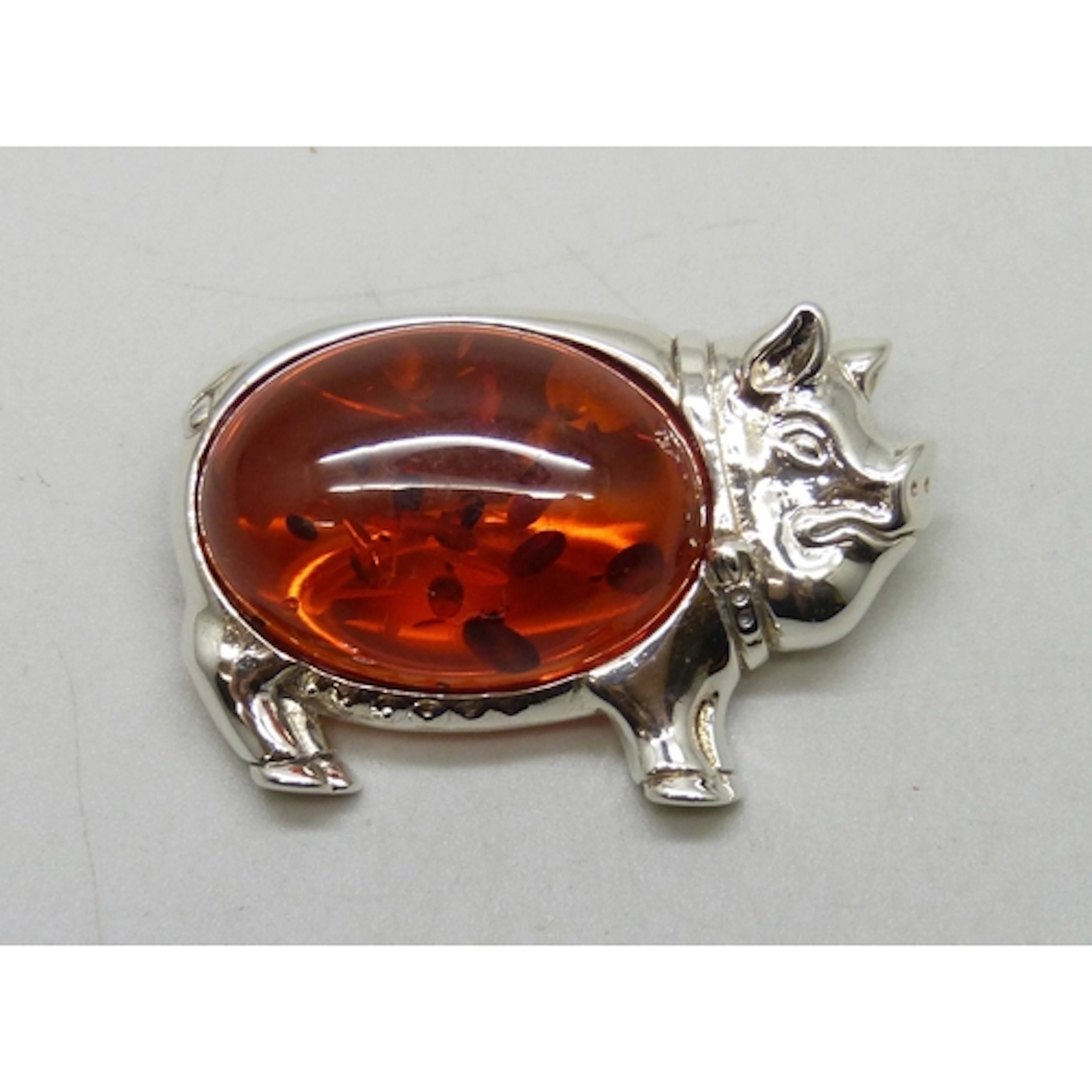 A silver and faux amber brooch in the form of a pig, 3.7cm