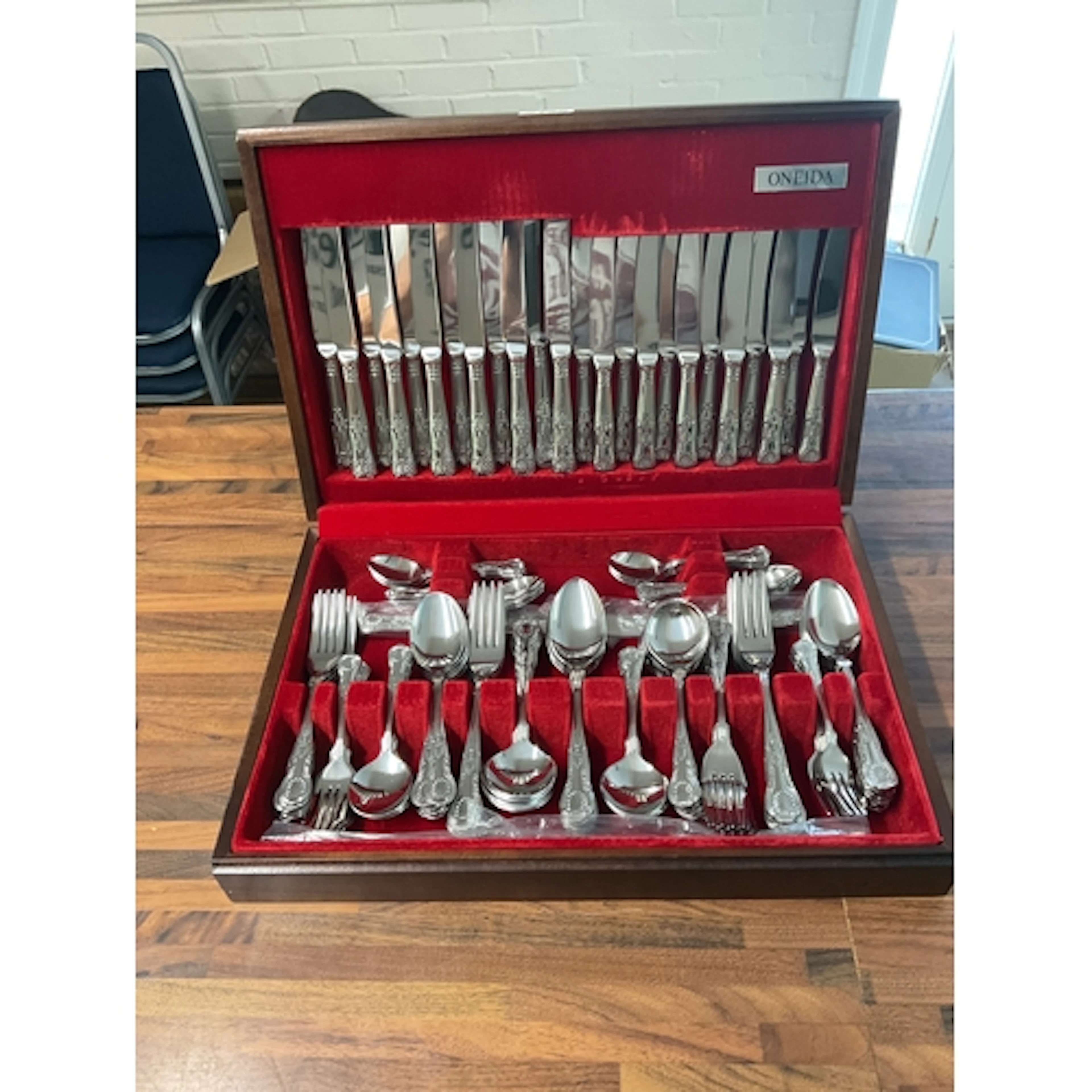 Cased as new set of Oneida Kings pattern 8 place setting cut...