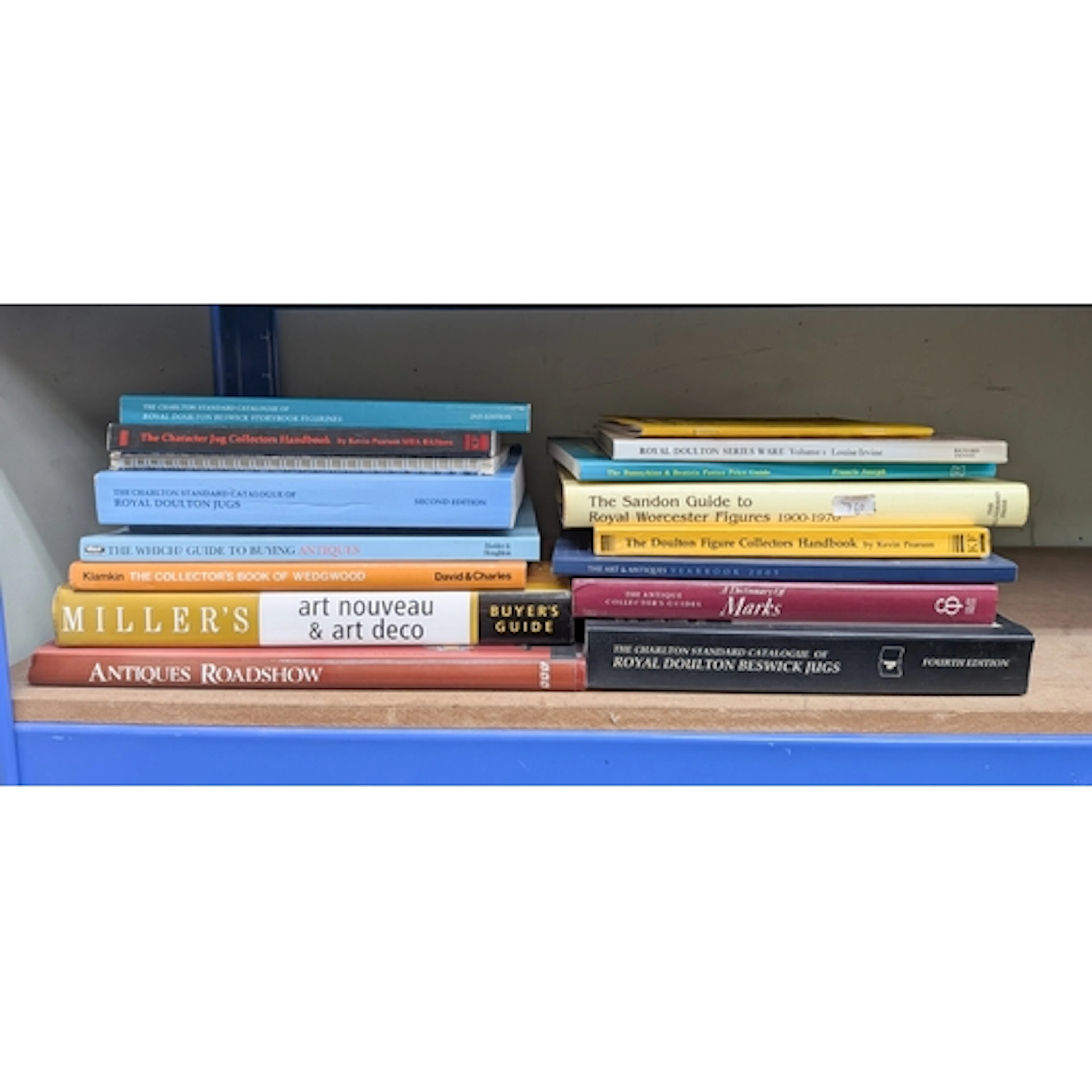 A collection of collectors books on antiques, Royal Doulton ...